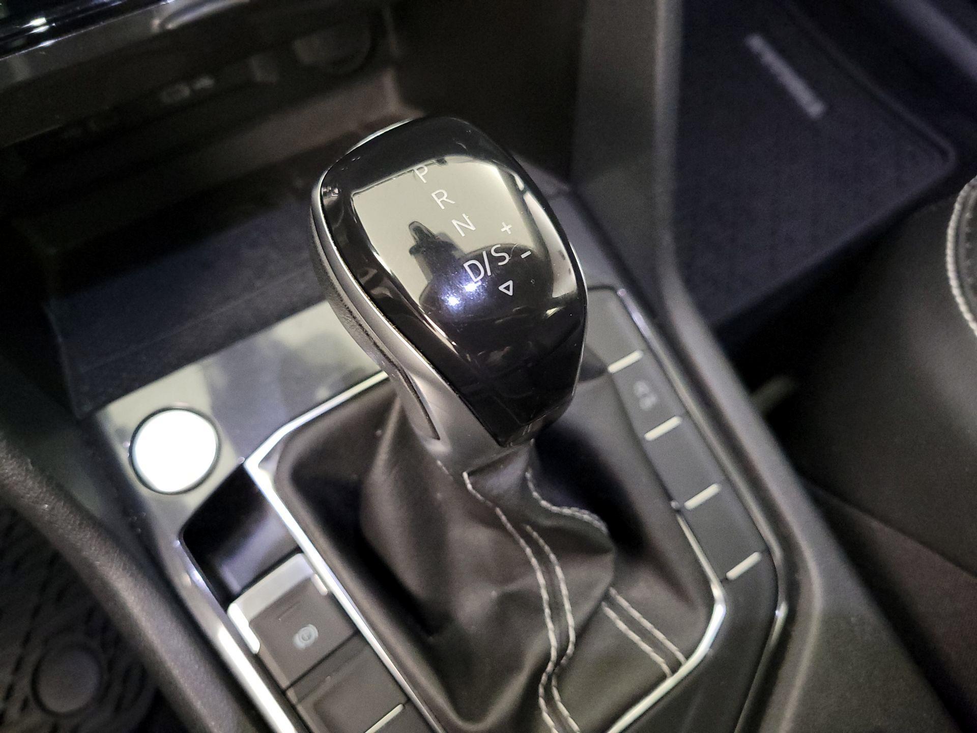 Thumbnail: 2022 Volkswagen Tiguan - 17