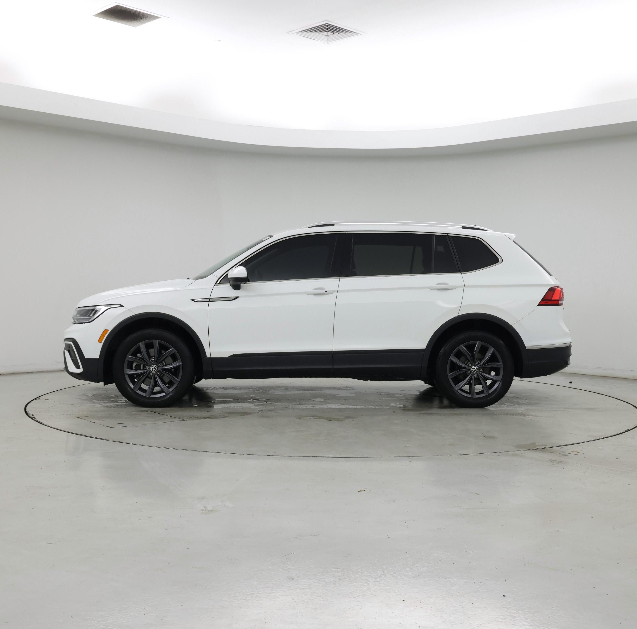 Thumbnail: 2022 Volkswagen Tiguan - 3