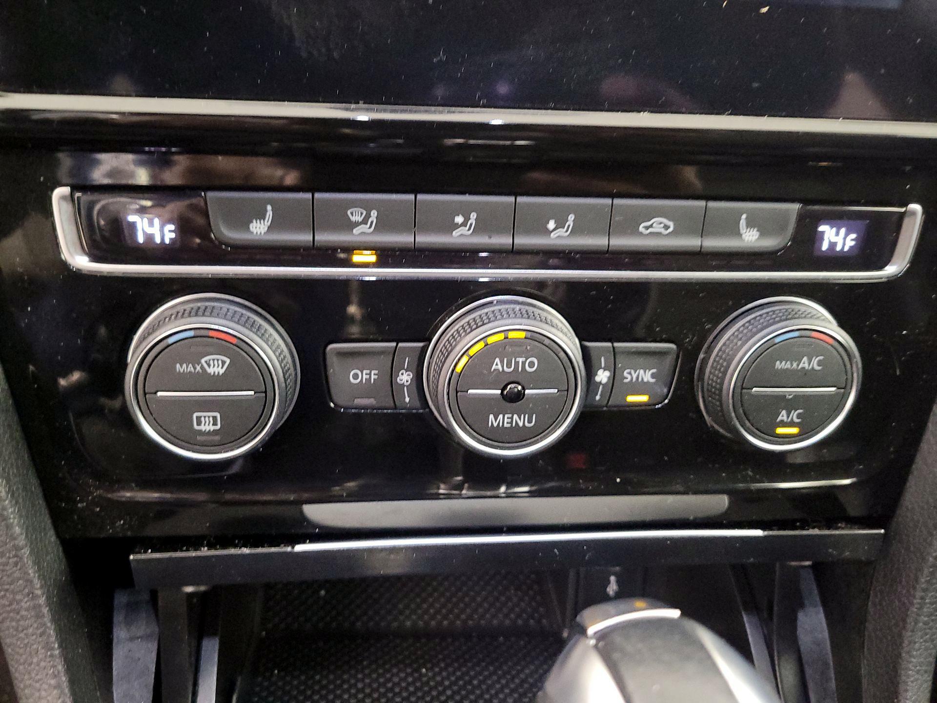 Thumbnail: 2021 Volkswagen Golf - 17