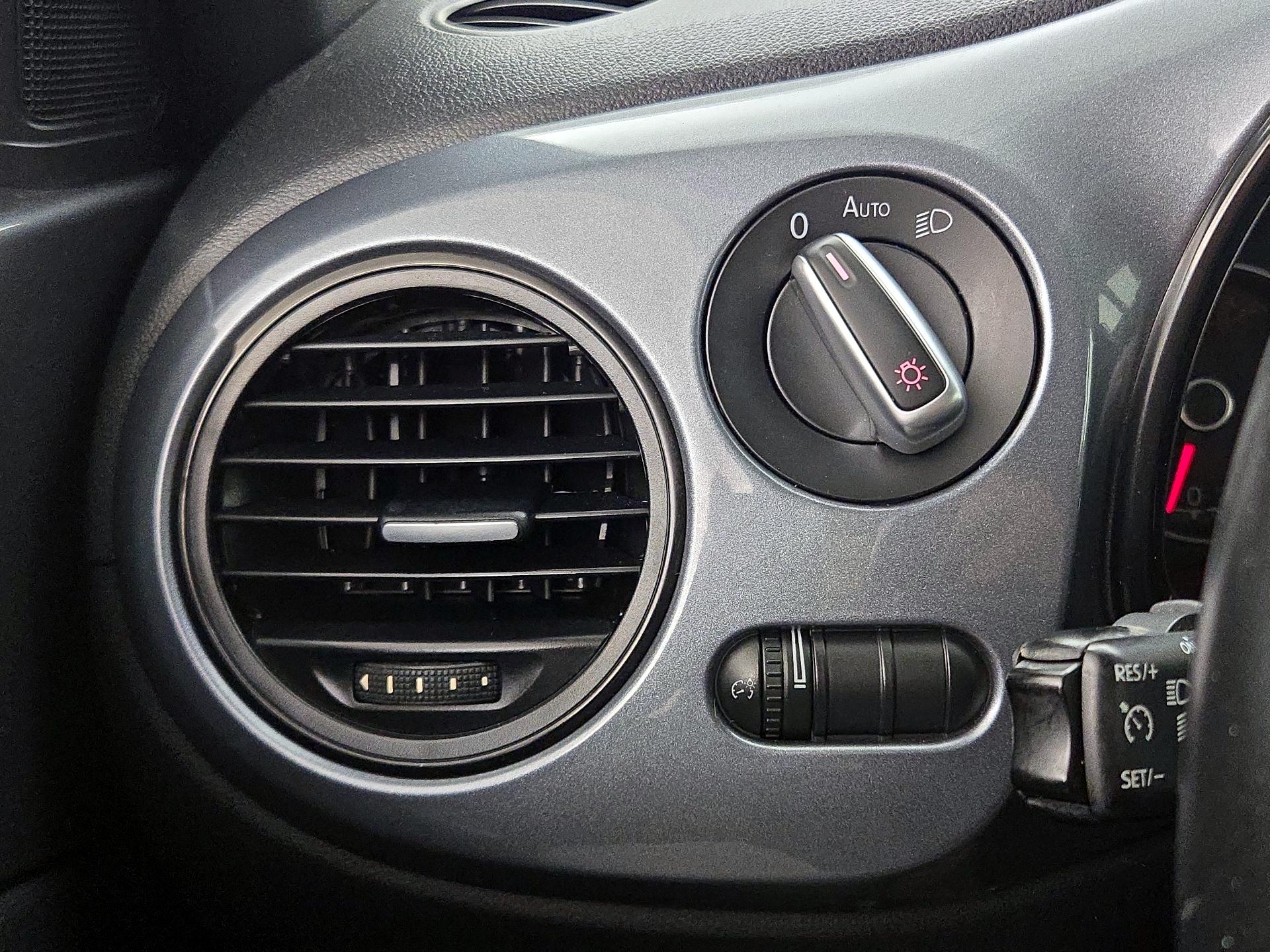 Thumbnail: 2017 Volkswagen Beetle - 13