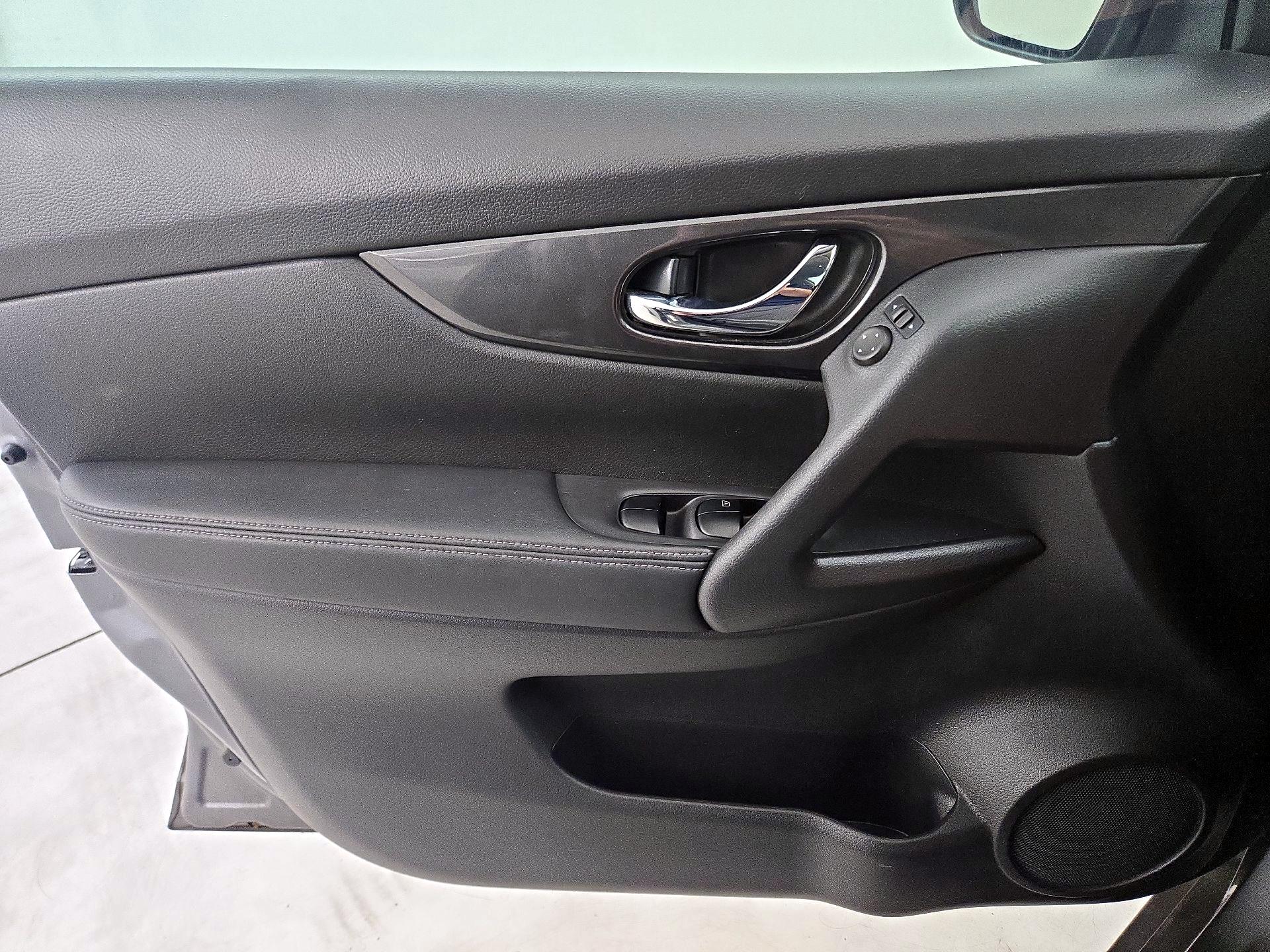 Thumbnail: 2017 Nissan Rogue - 12