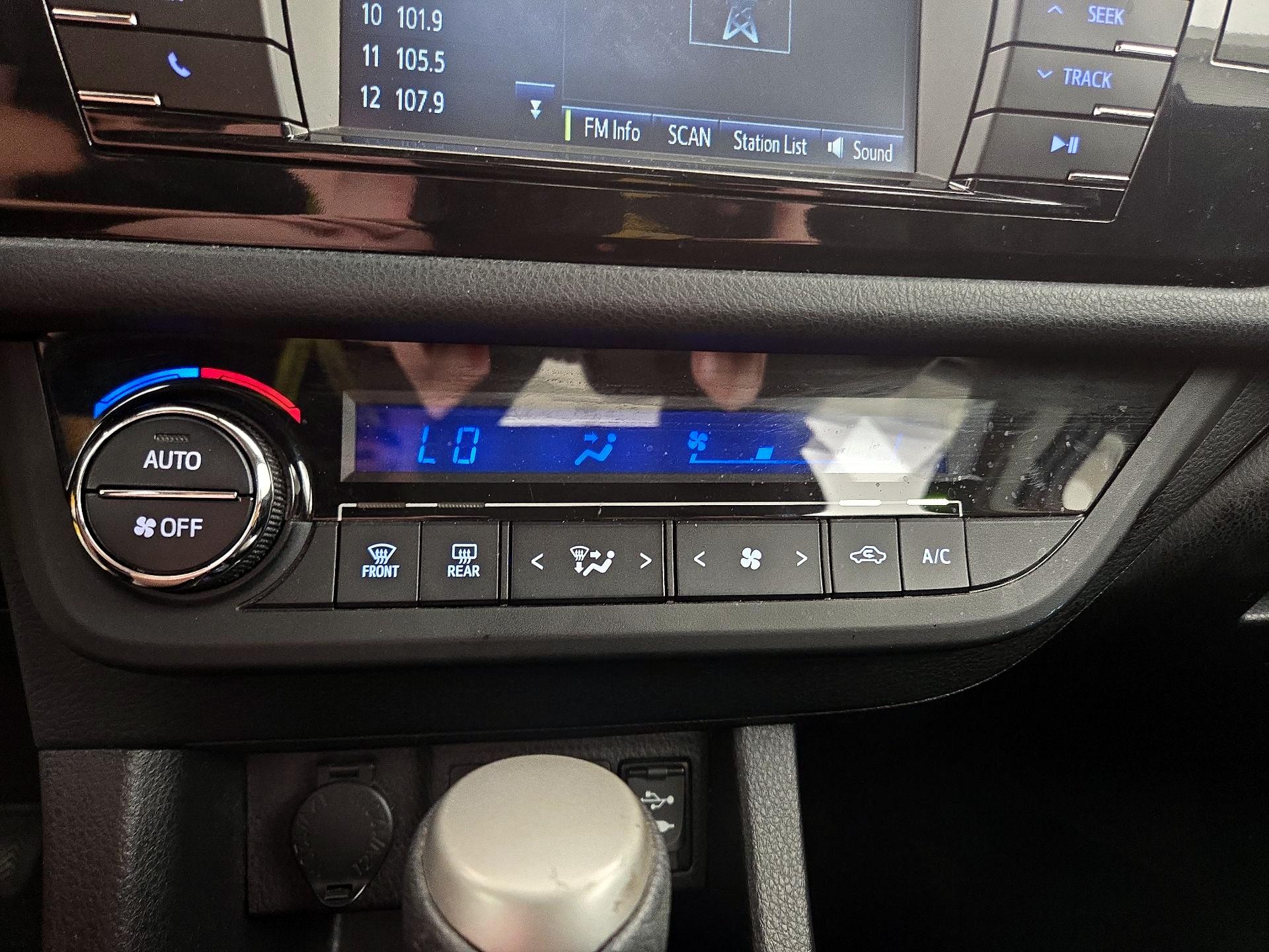 Thumbnail: 2015 Toyota Corolla - 16