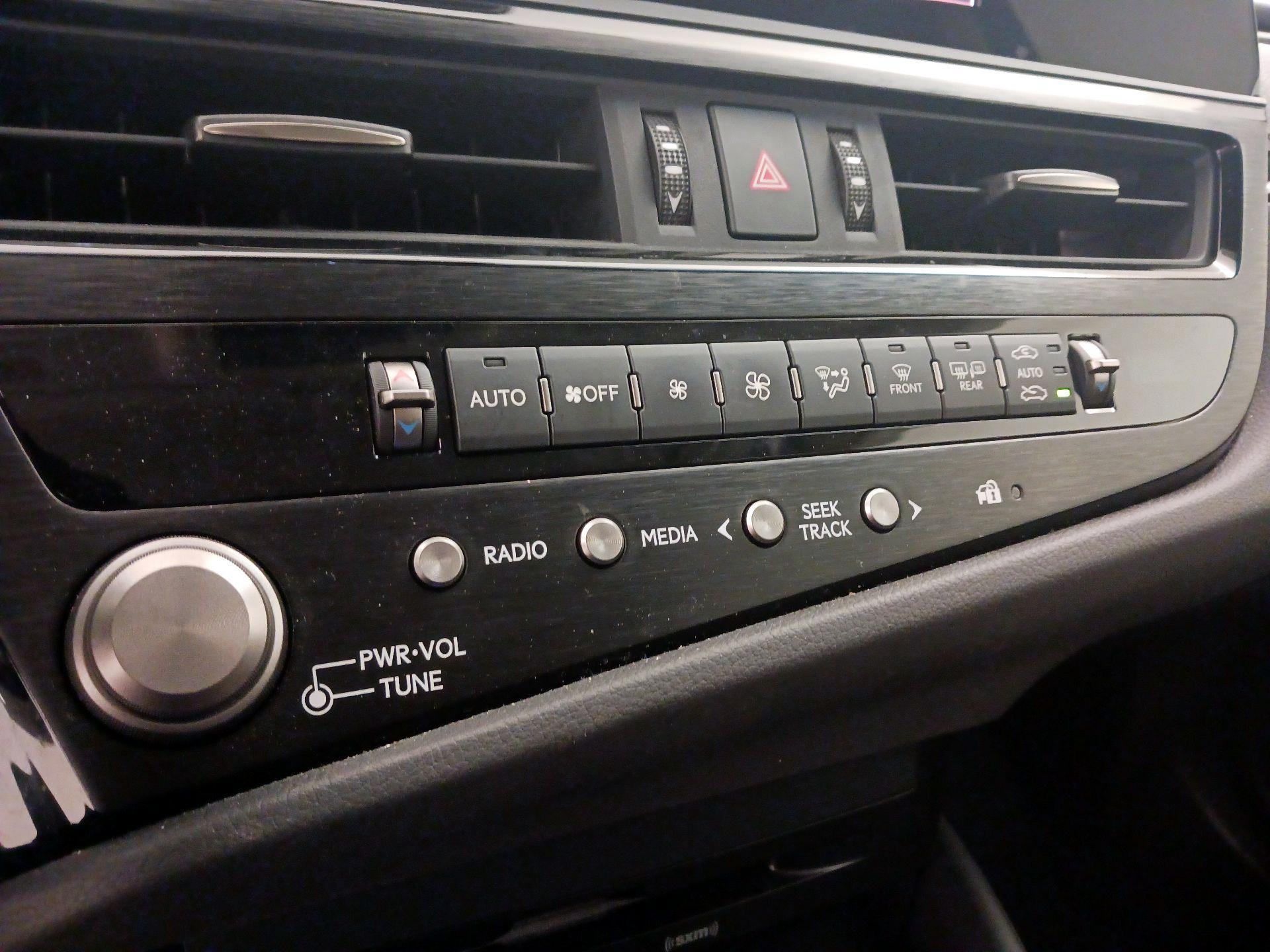 Thumbnail: 2022 Lexus ES - 16