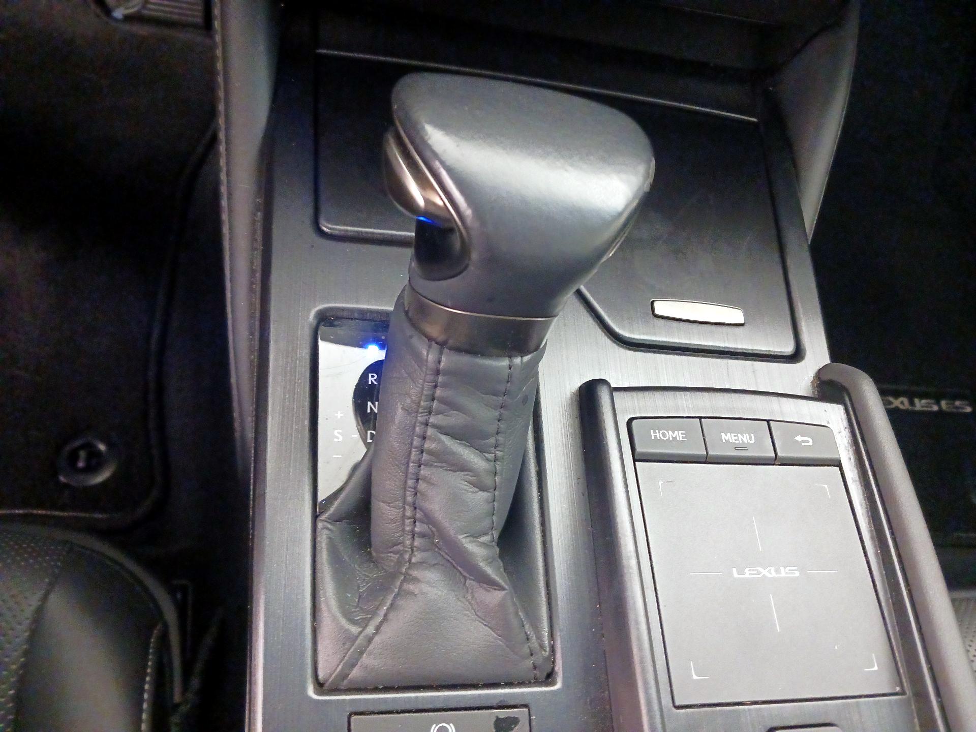 Thumbnail: 2022 Lexus ES - 17