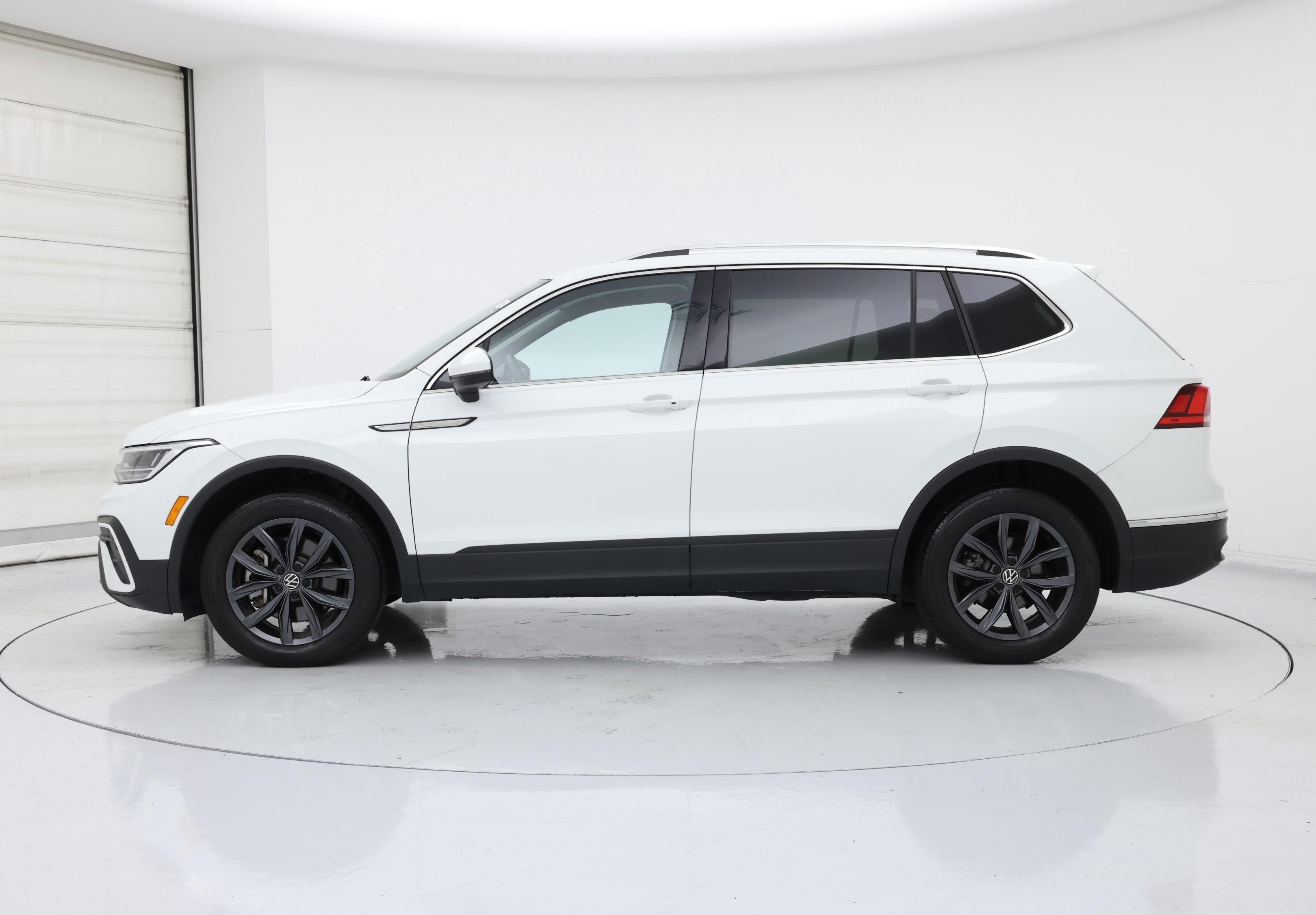 Thumbnail: 2022 Volkswagen Tiguan - 3