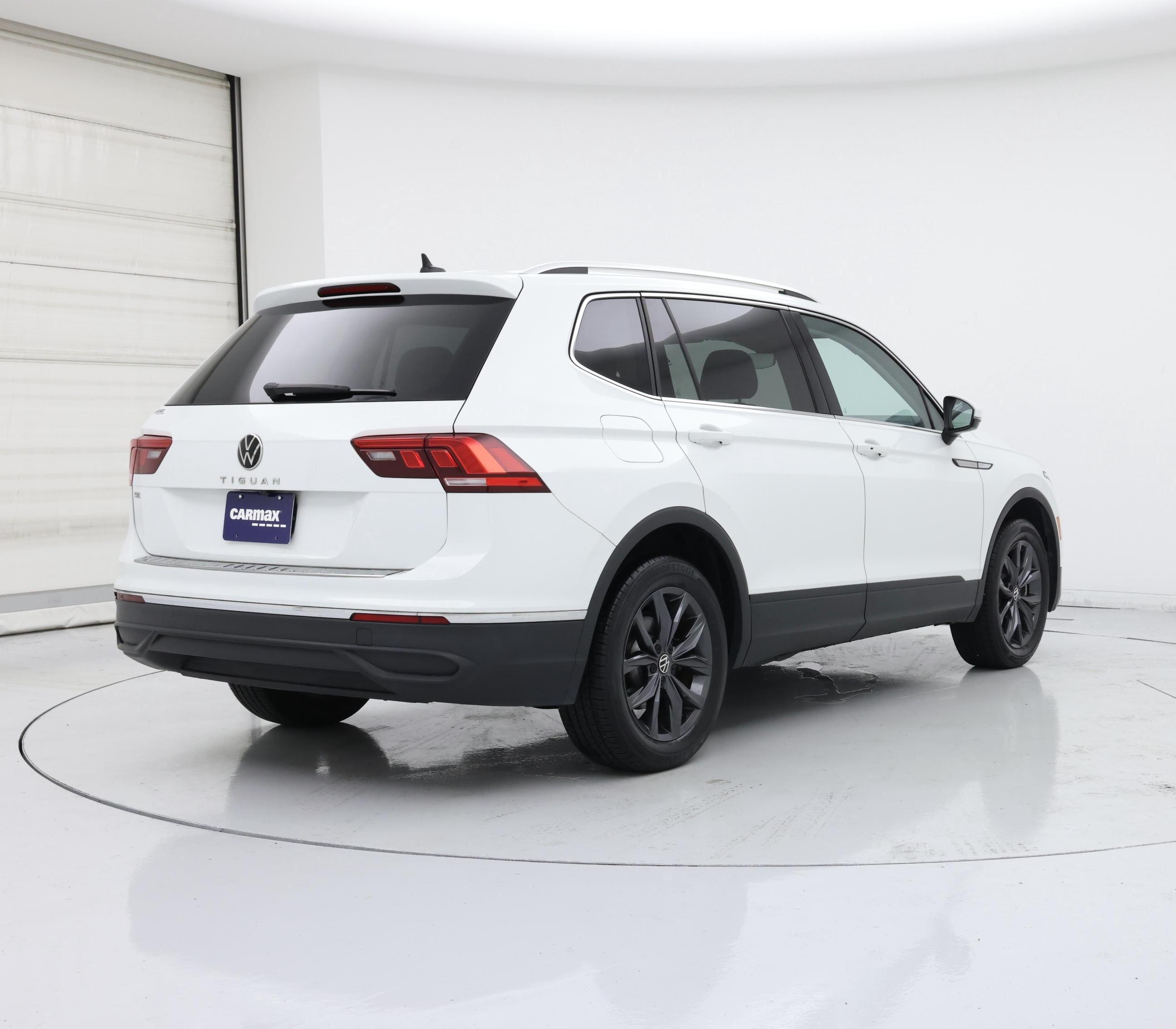 Thumbnail: 2022 Volkswagen Tiguan - 8