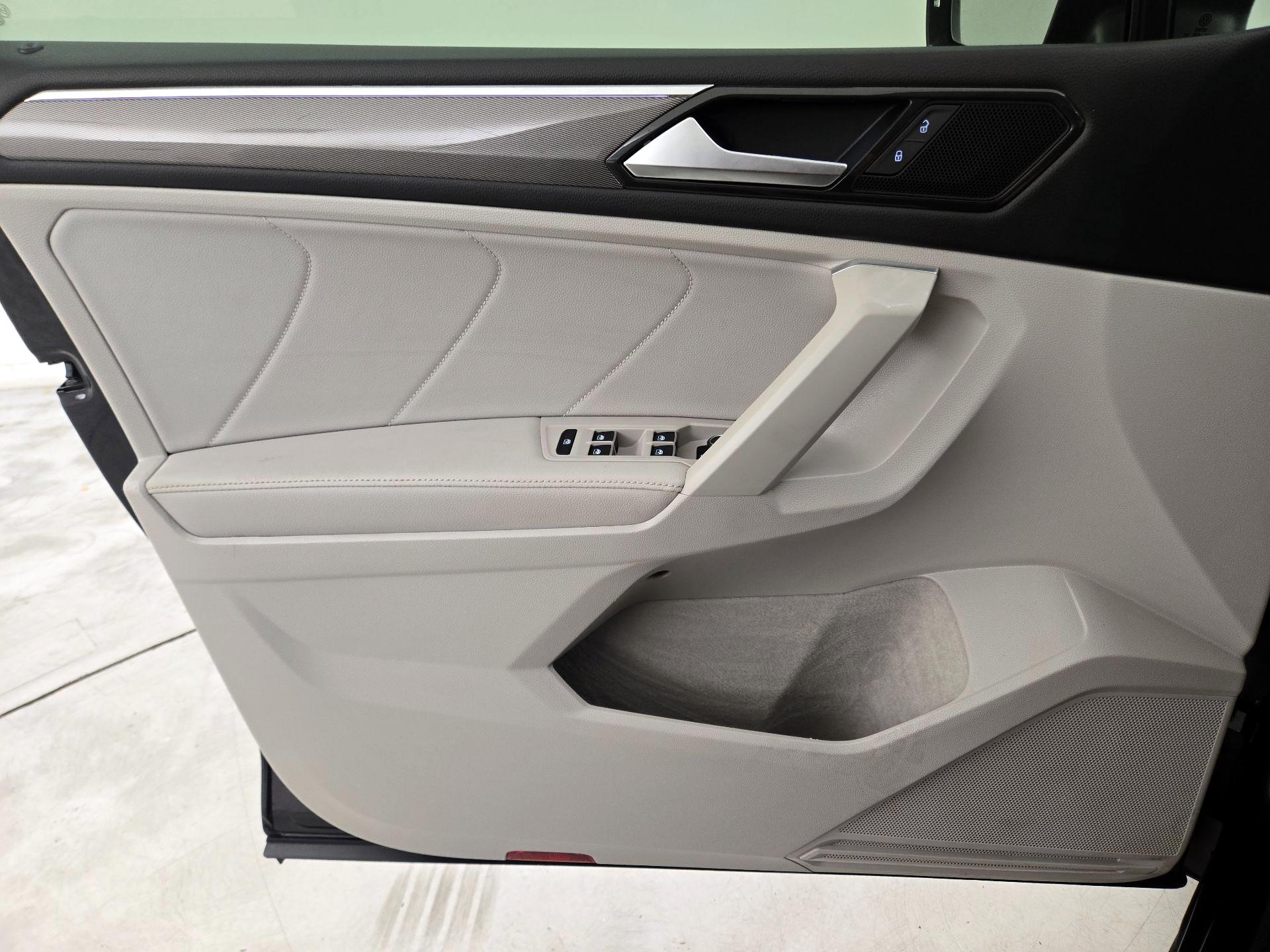 Thumbnail: 2022 Volkswagen Tiguan - 12