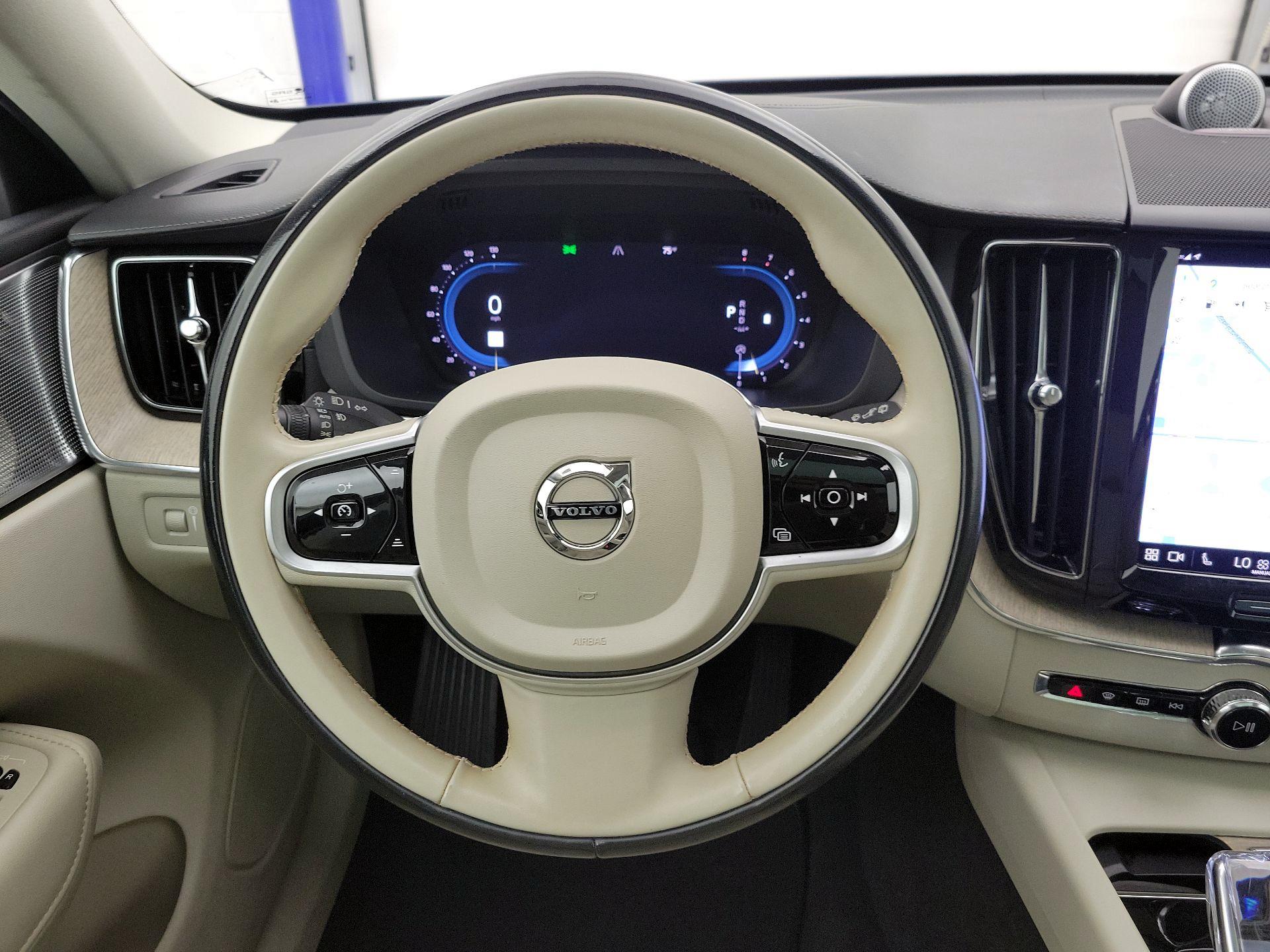 Thumbnail: 2022 Volvo XC60 - 10