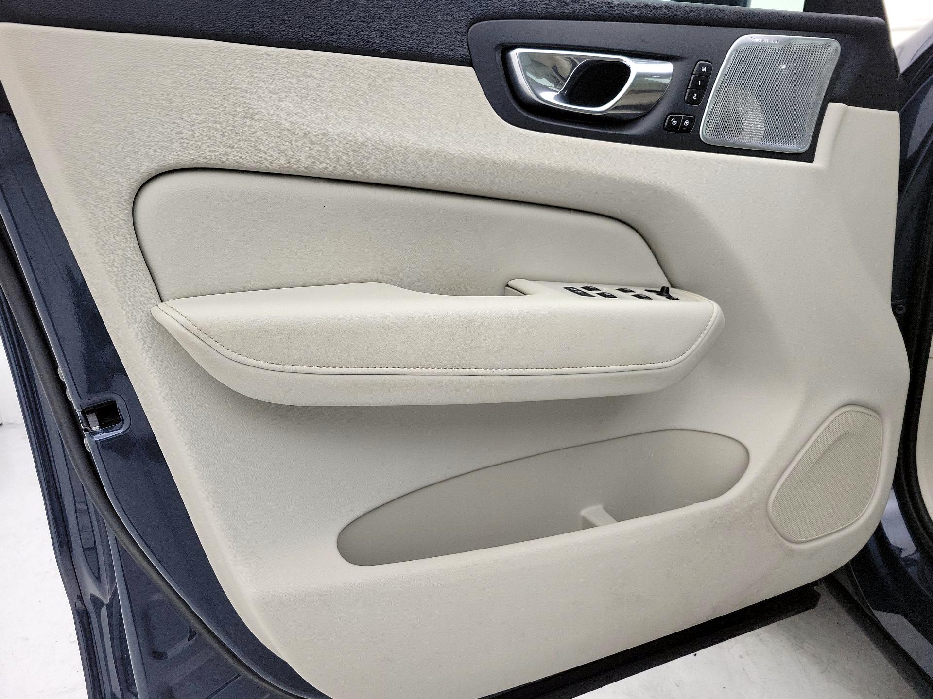 Thumbnail: 2022 Volvo XC60 - 12