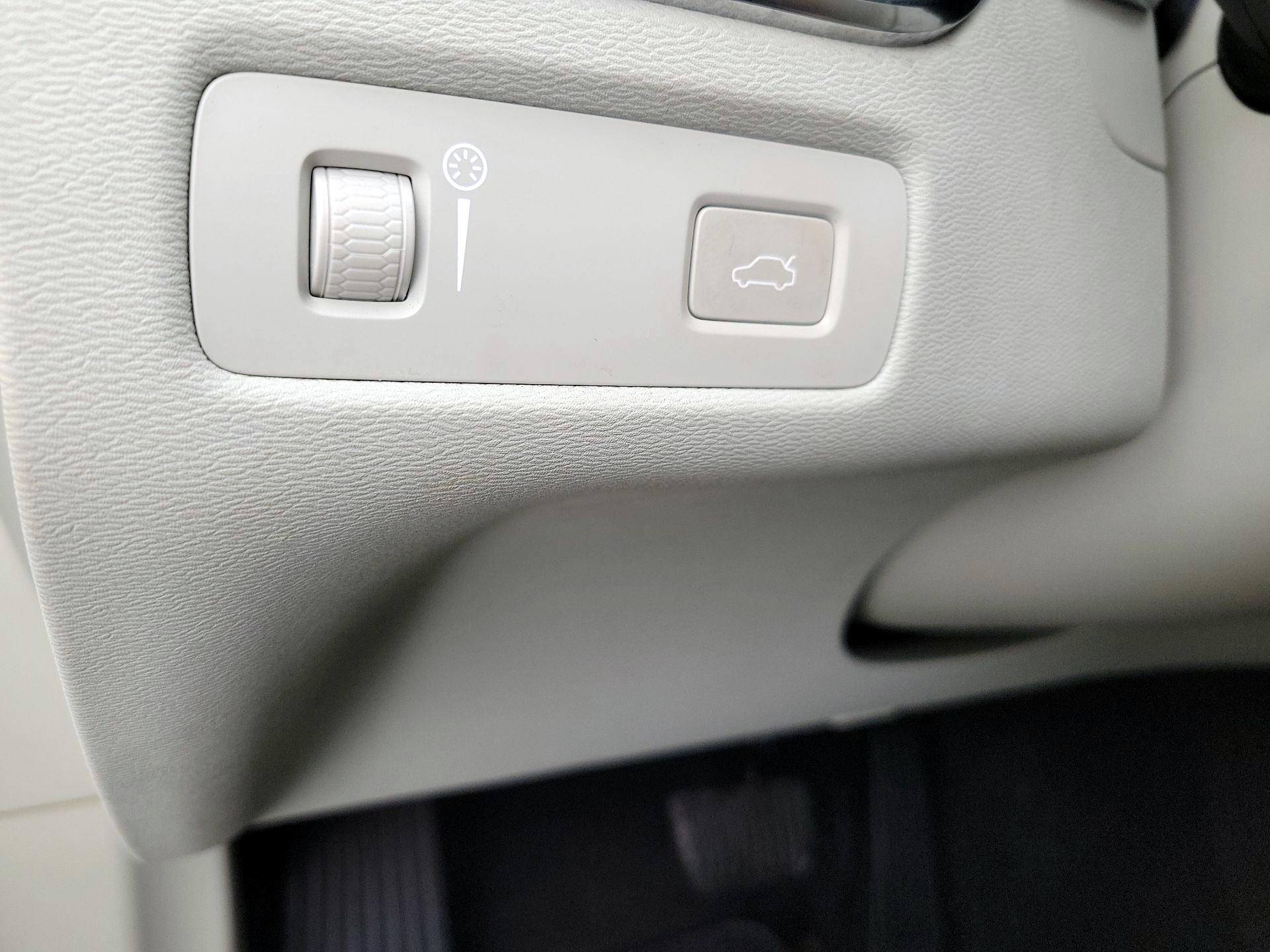 Thumbnail: 2022 Volvo XC60 - 13