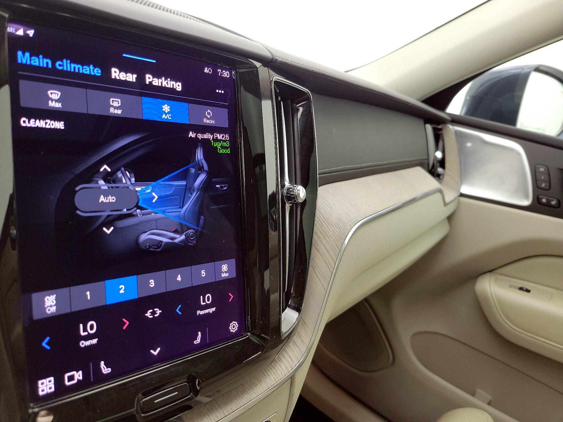 Thumbnail: 2022 Volvo XC60 - 17