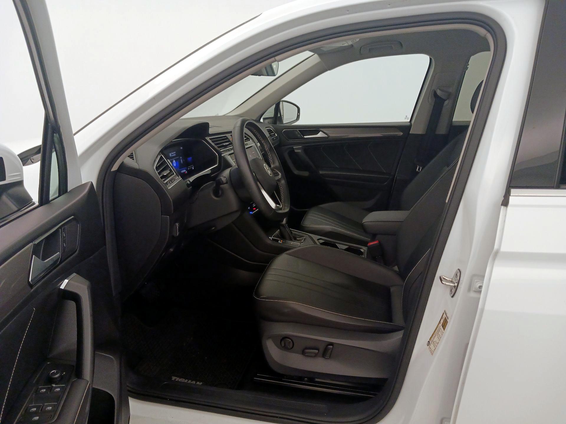 Thumbnail: 2022 Volkswagen Tiguan - 11