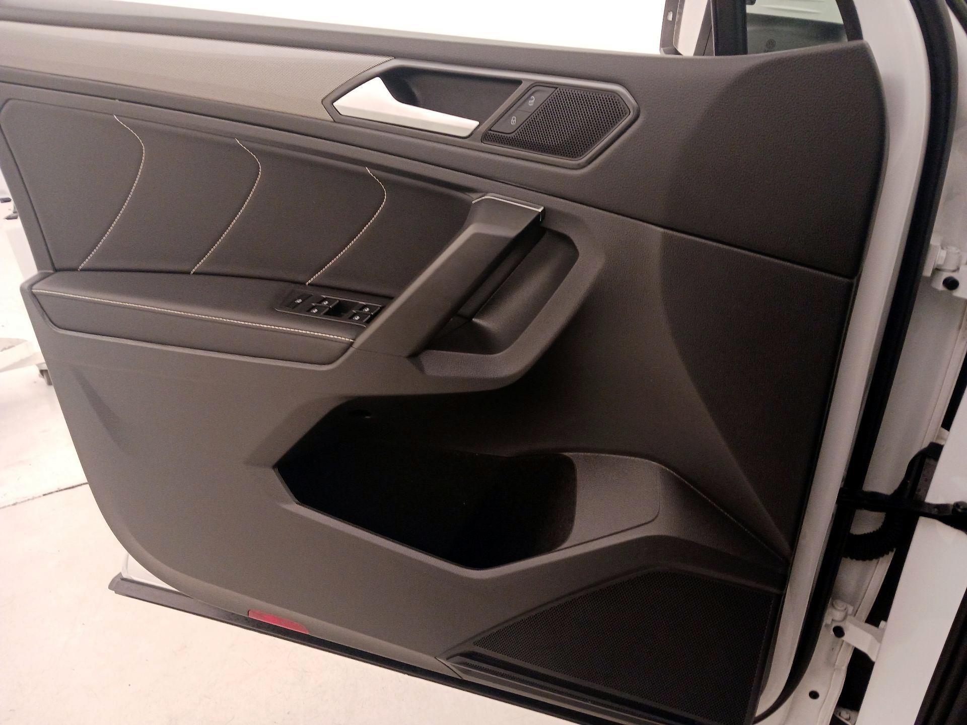 Thumbnail: 2022 Volkswagen Tiguan - 12