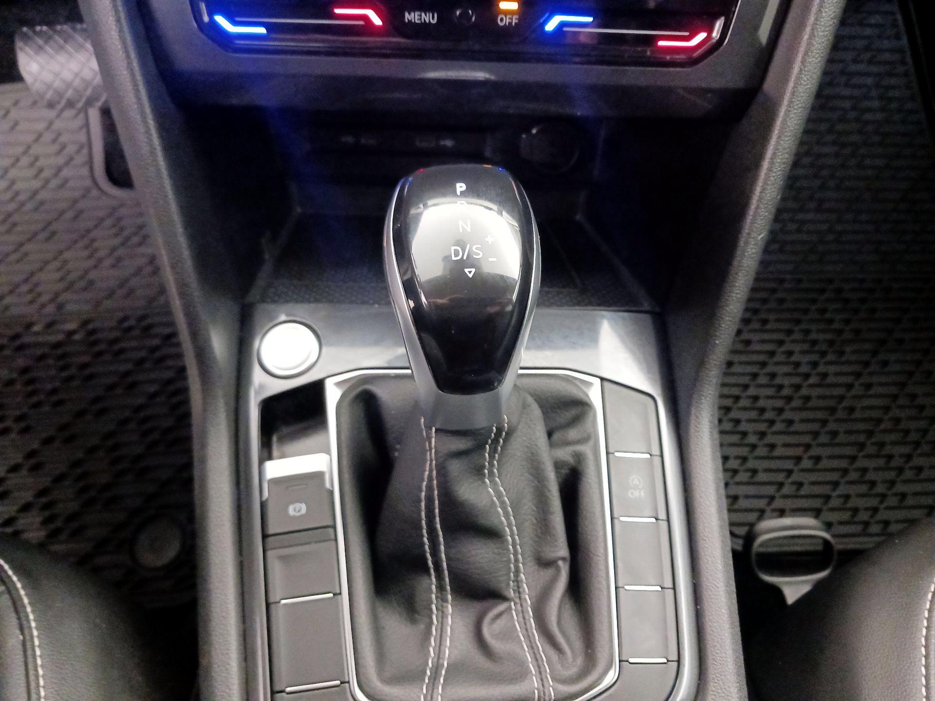 Thumbnail: 2022 Volkswagen Tiguan - 17