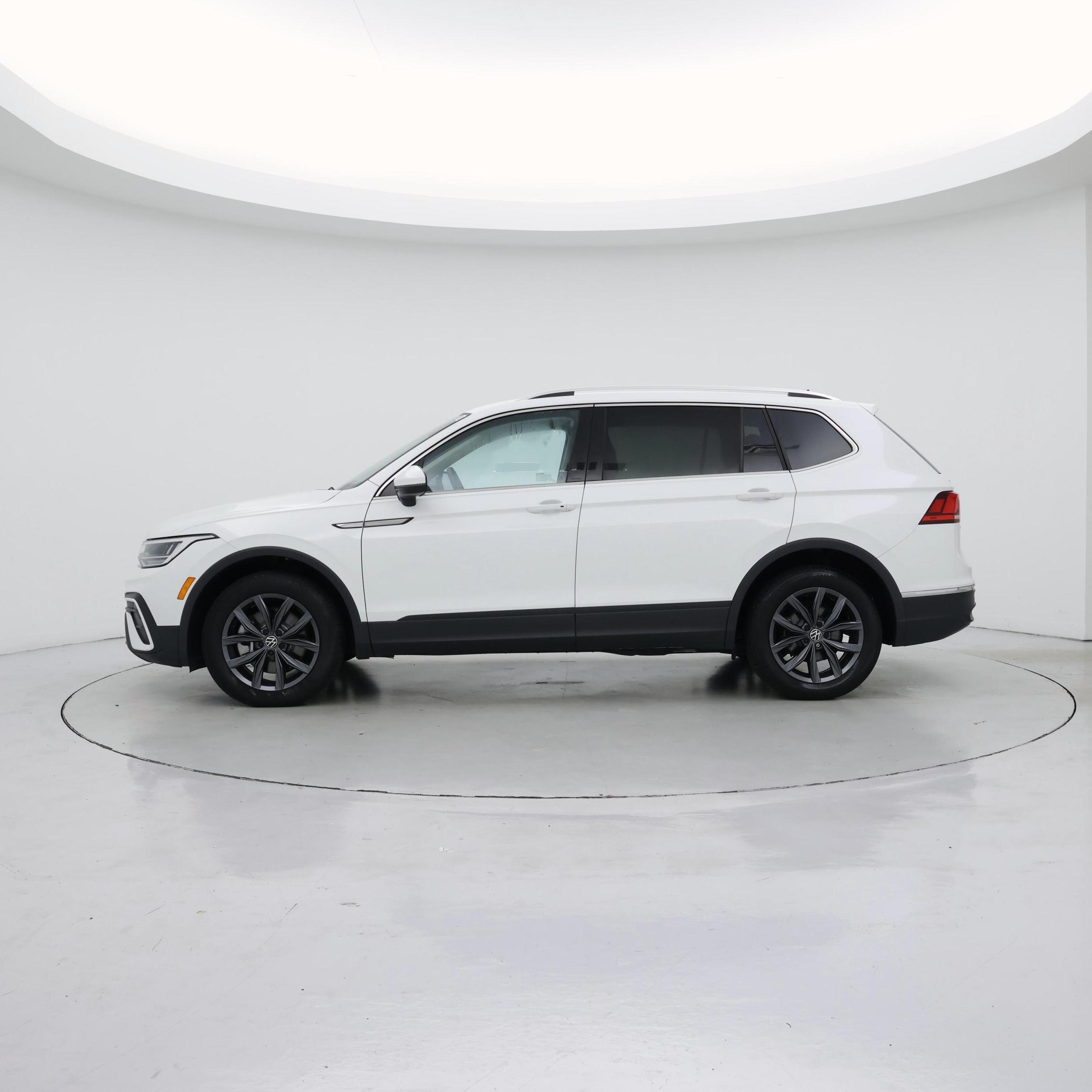 Thumbnail: 2022 Volkswagen Tiguan - 3