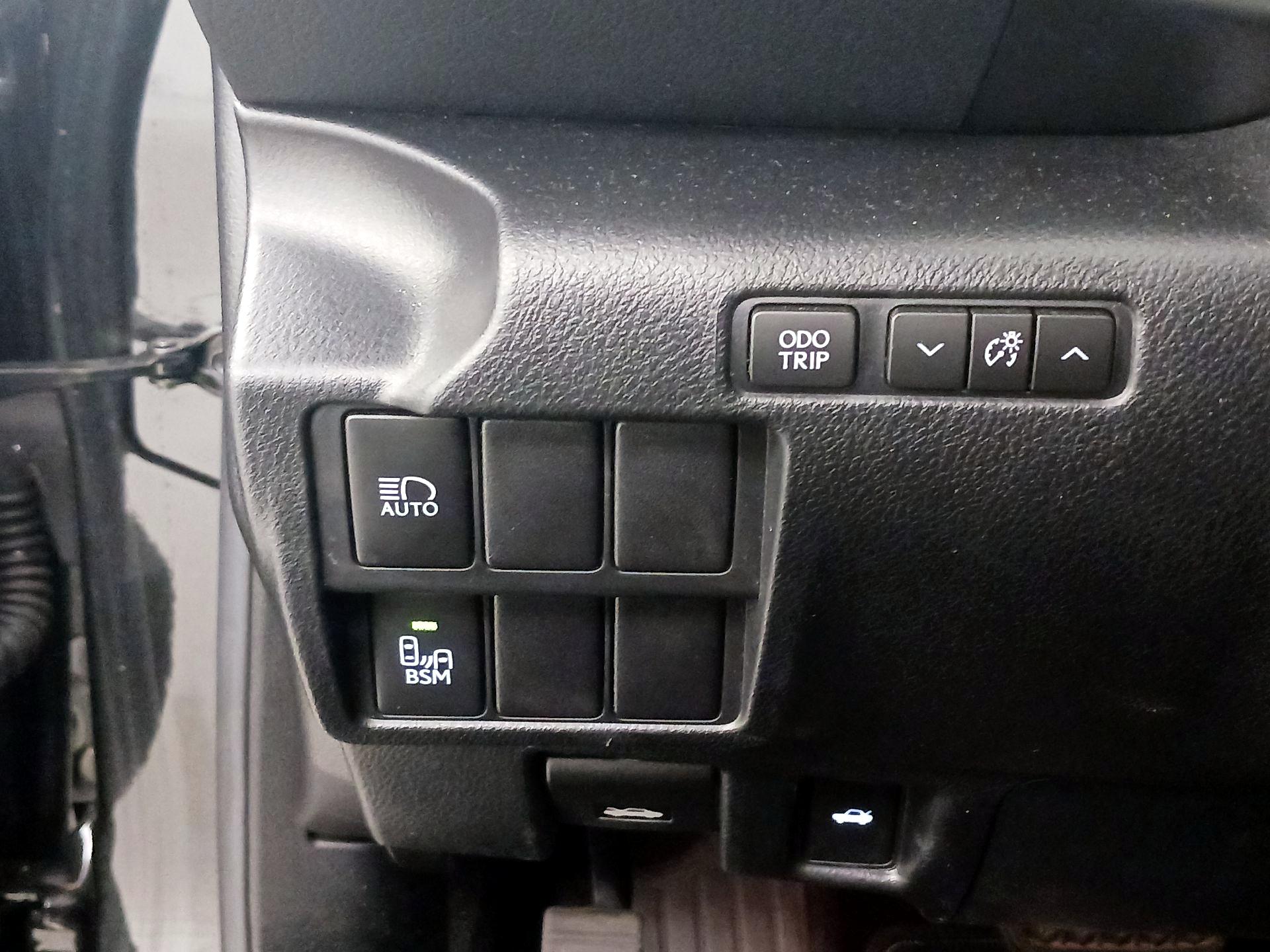 Thumbnail: 2020 Lexus IS - 13