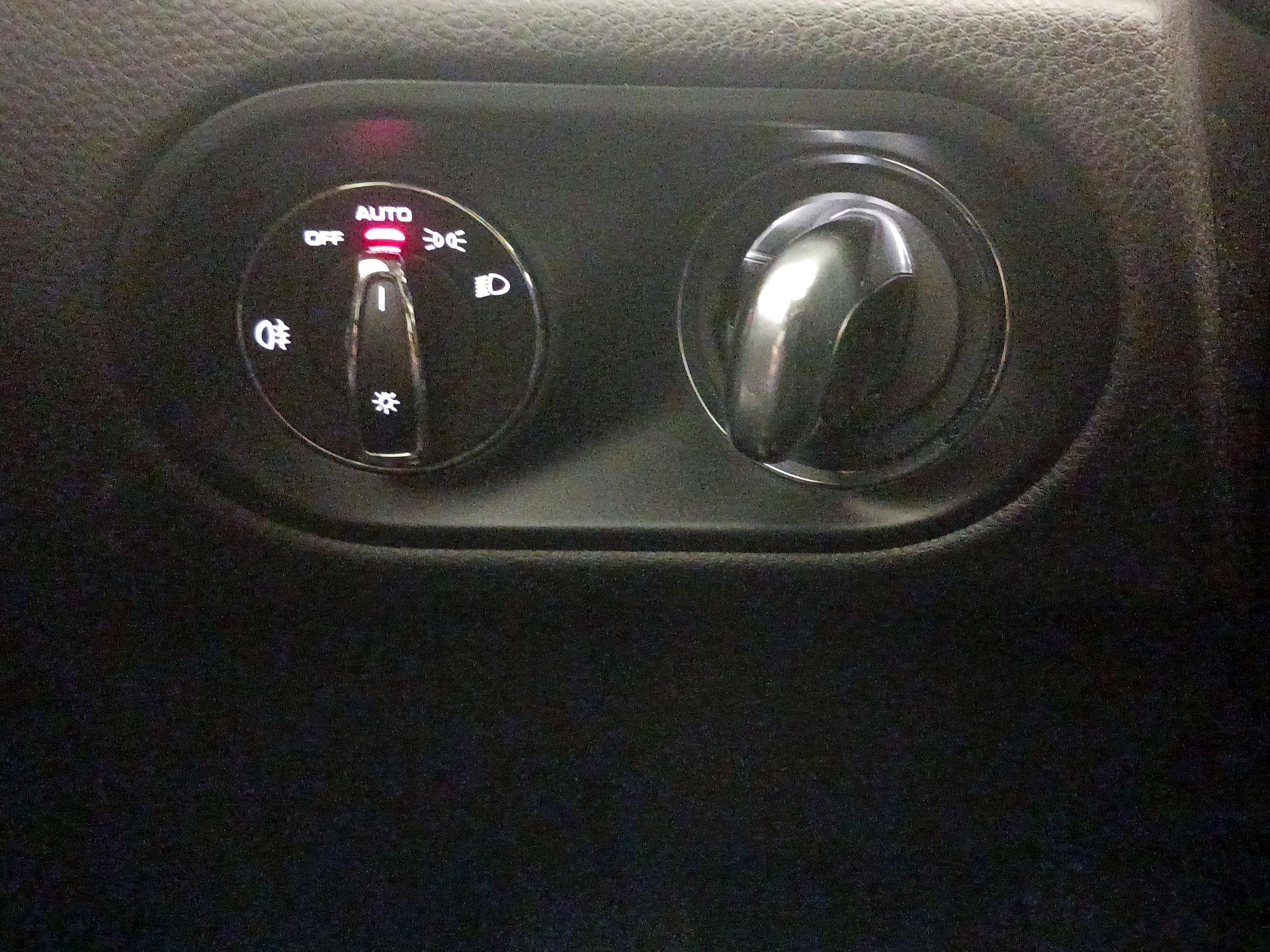 Thumbnail: 2020 Porsche Macan - 13