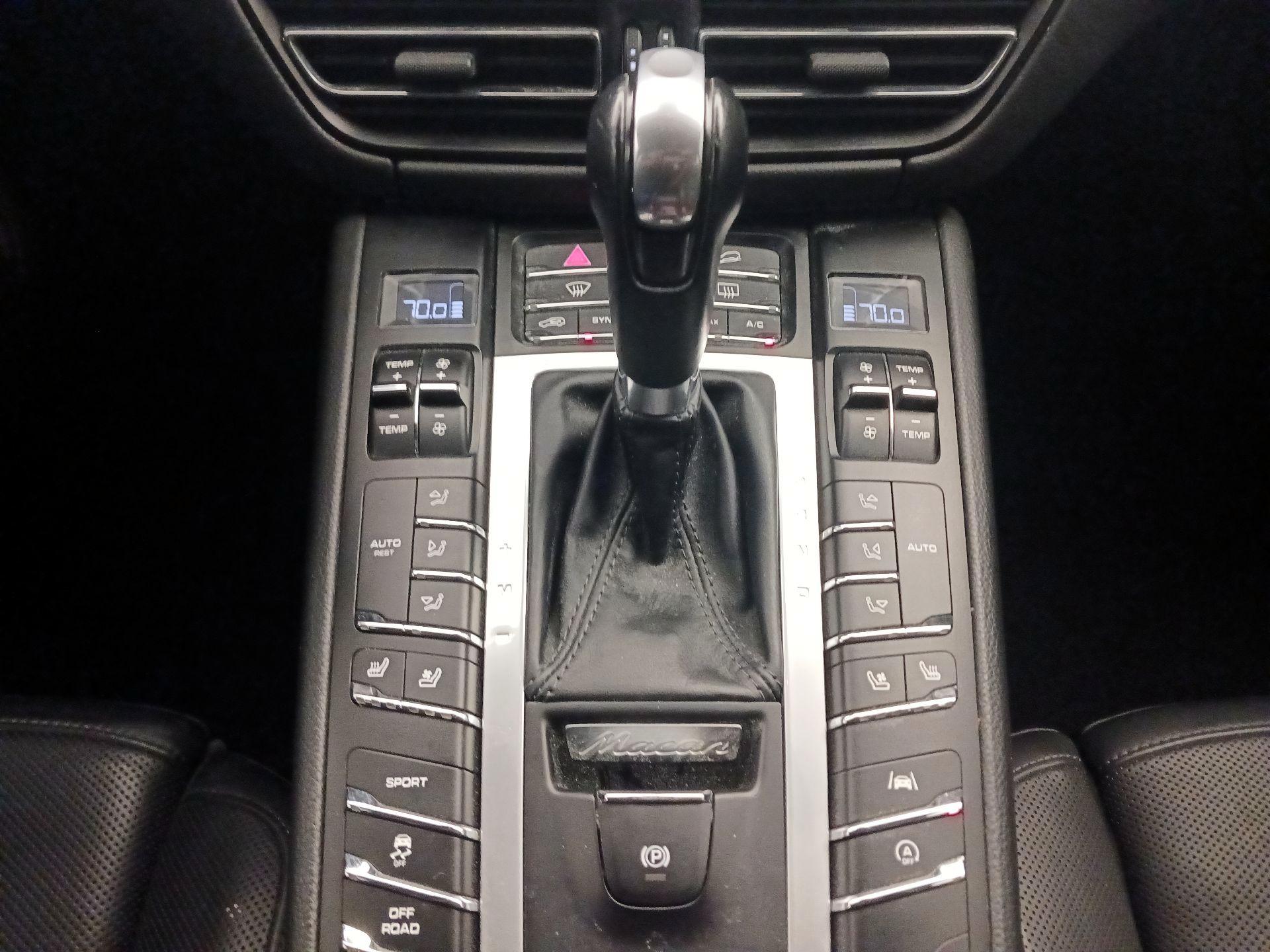 Thumbnail: 2020 Porsche Macan - 18