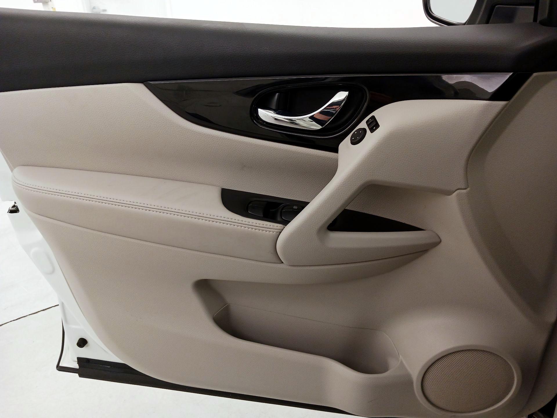 Thumbnail: 2020 Nissan Rogue Sport - 12