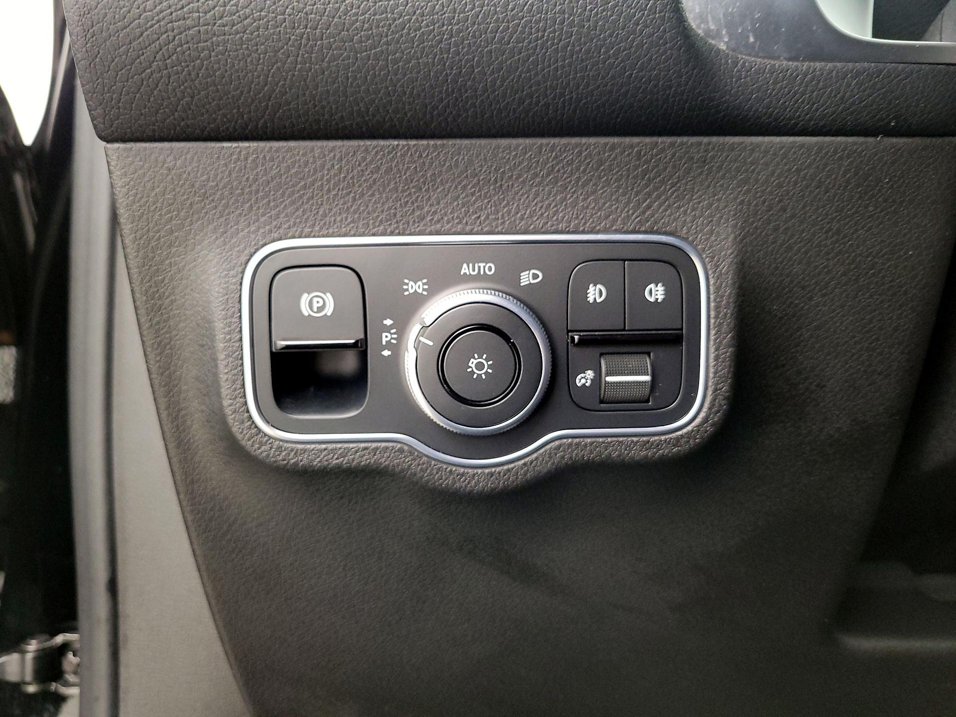 Thumbnail: 2020 Mercedes-Benz GLB - 13