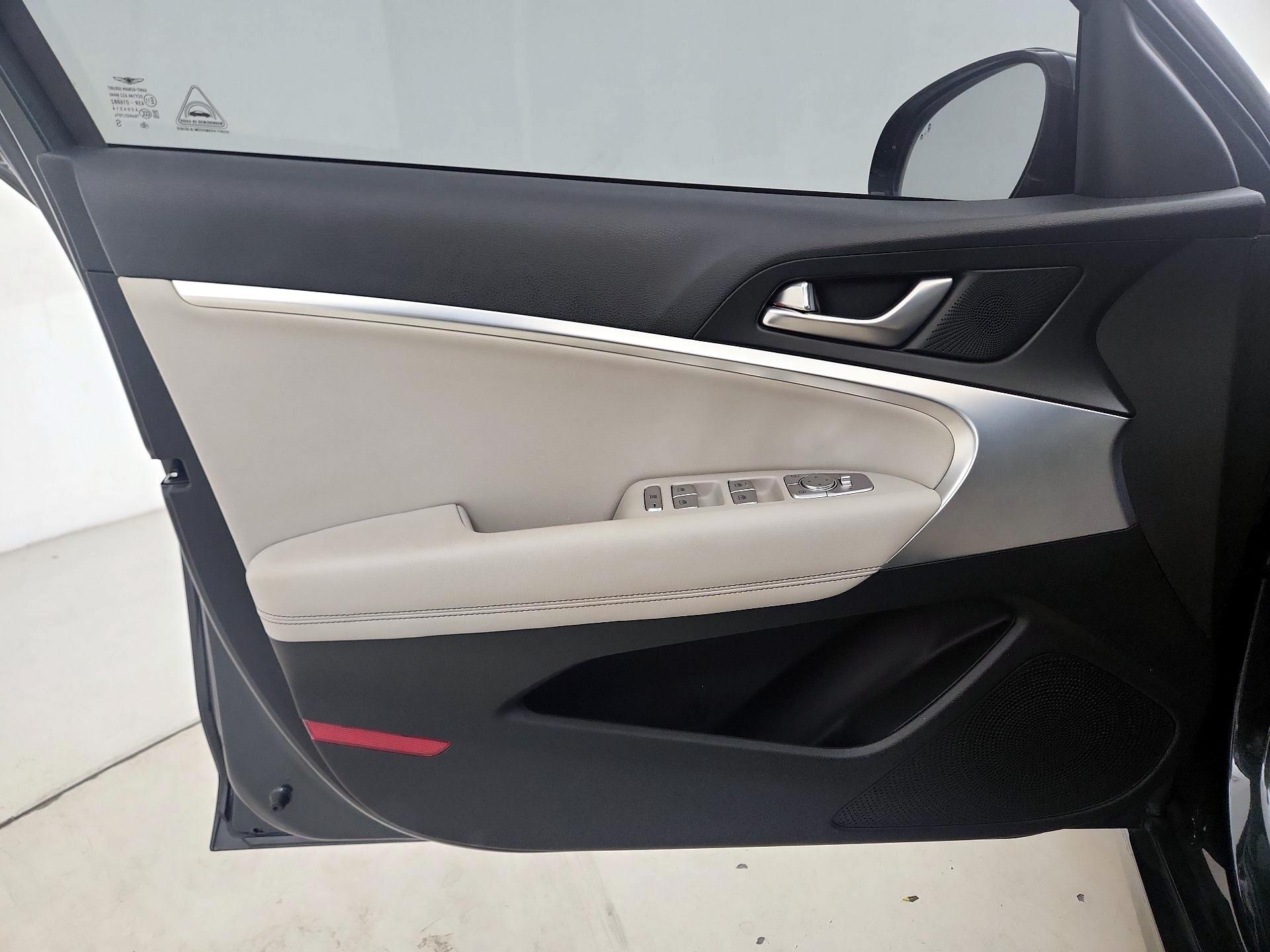 Thumbnail: 2023 Genesis G70 - 12