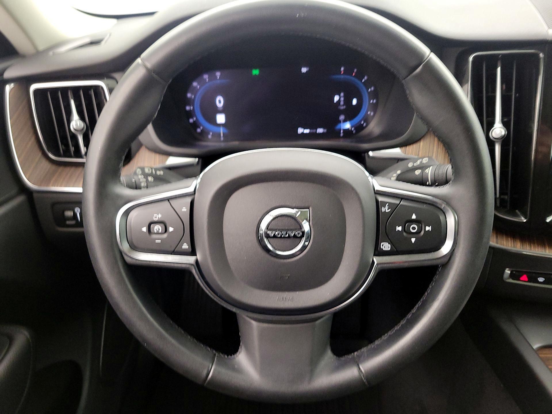 Thumbnail: 2022 Volvo XC60 - 10