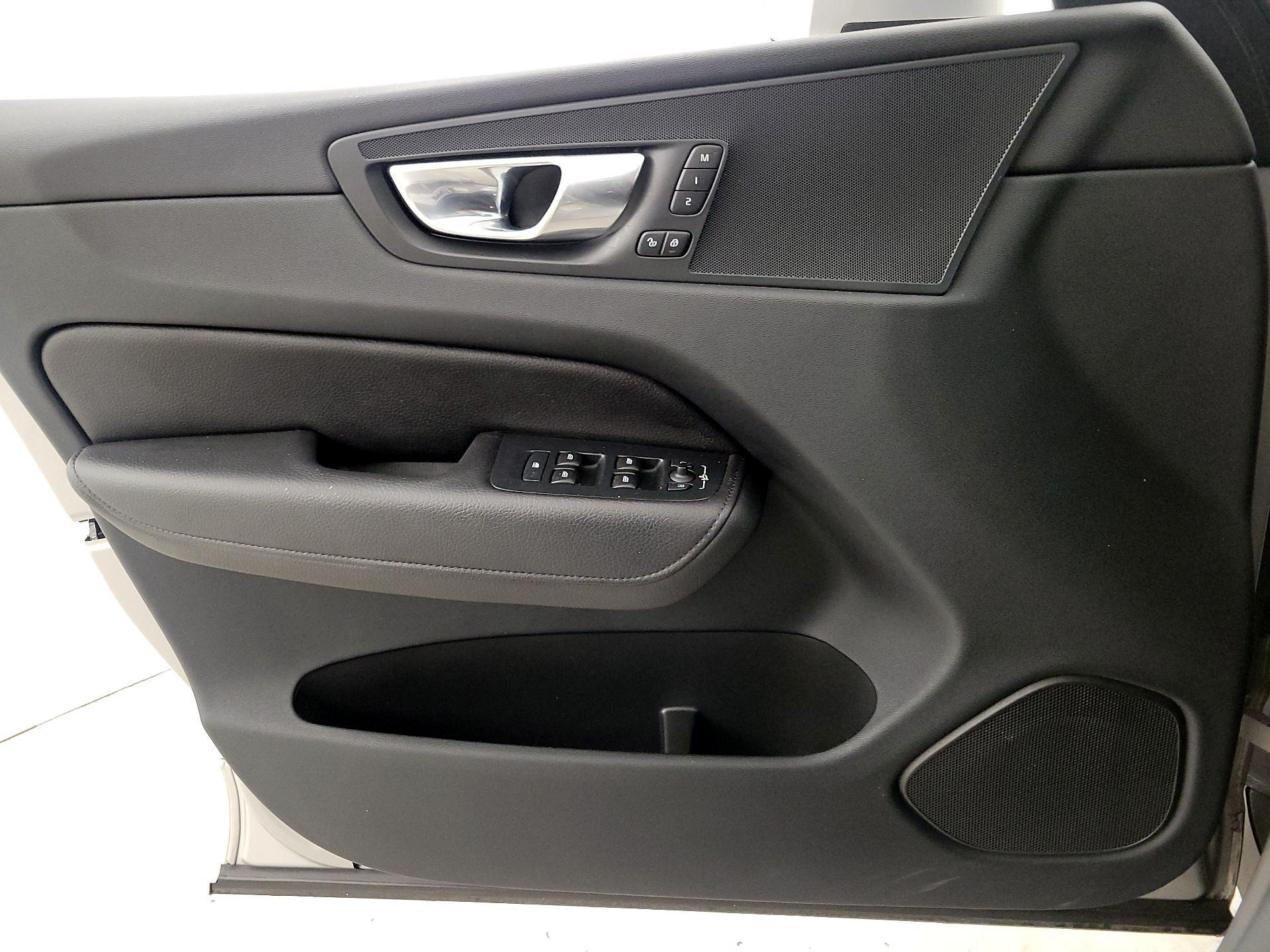 Thumbnail: 2022 Volvo XC60 - 12