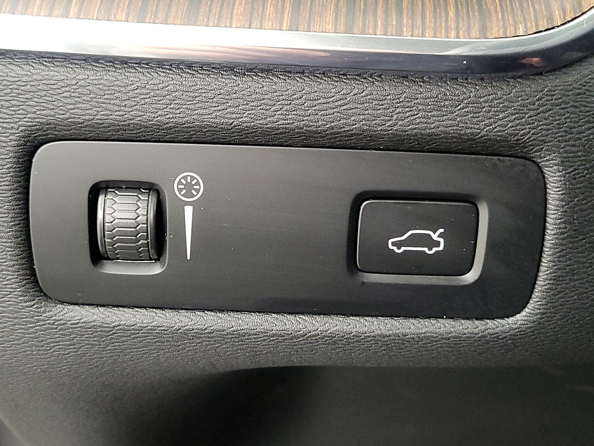 Thumbnail: 2022 Volvo XC60 - 13