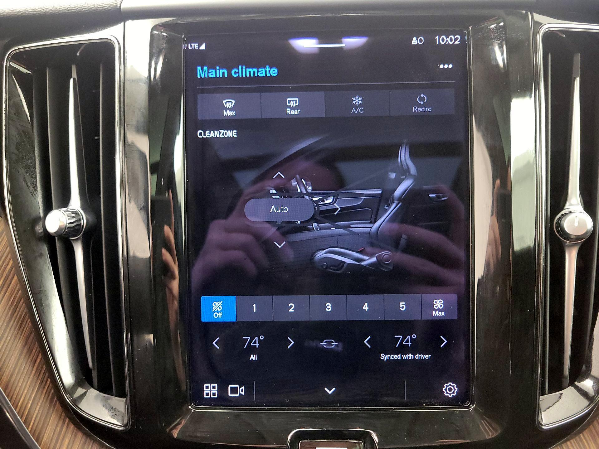 Thumbnail: 2022 Volvo XC60 - 17