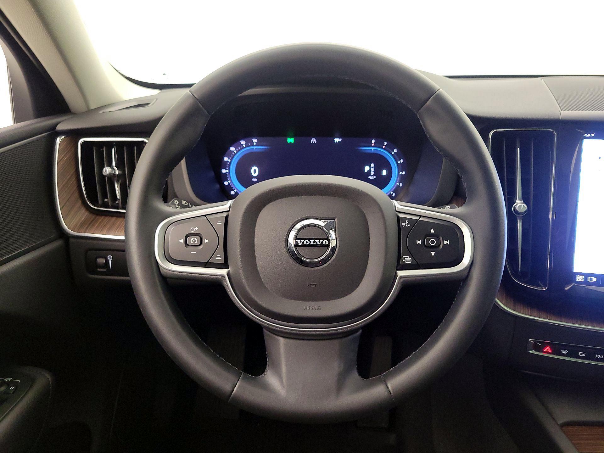 Thumbnail: 2022 Volvo XC60 - 10