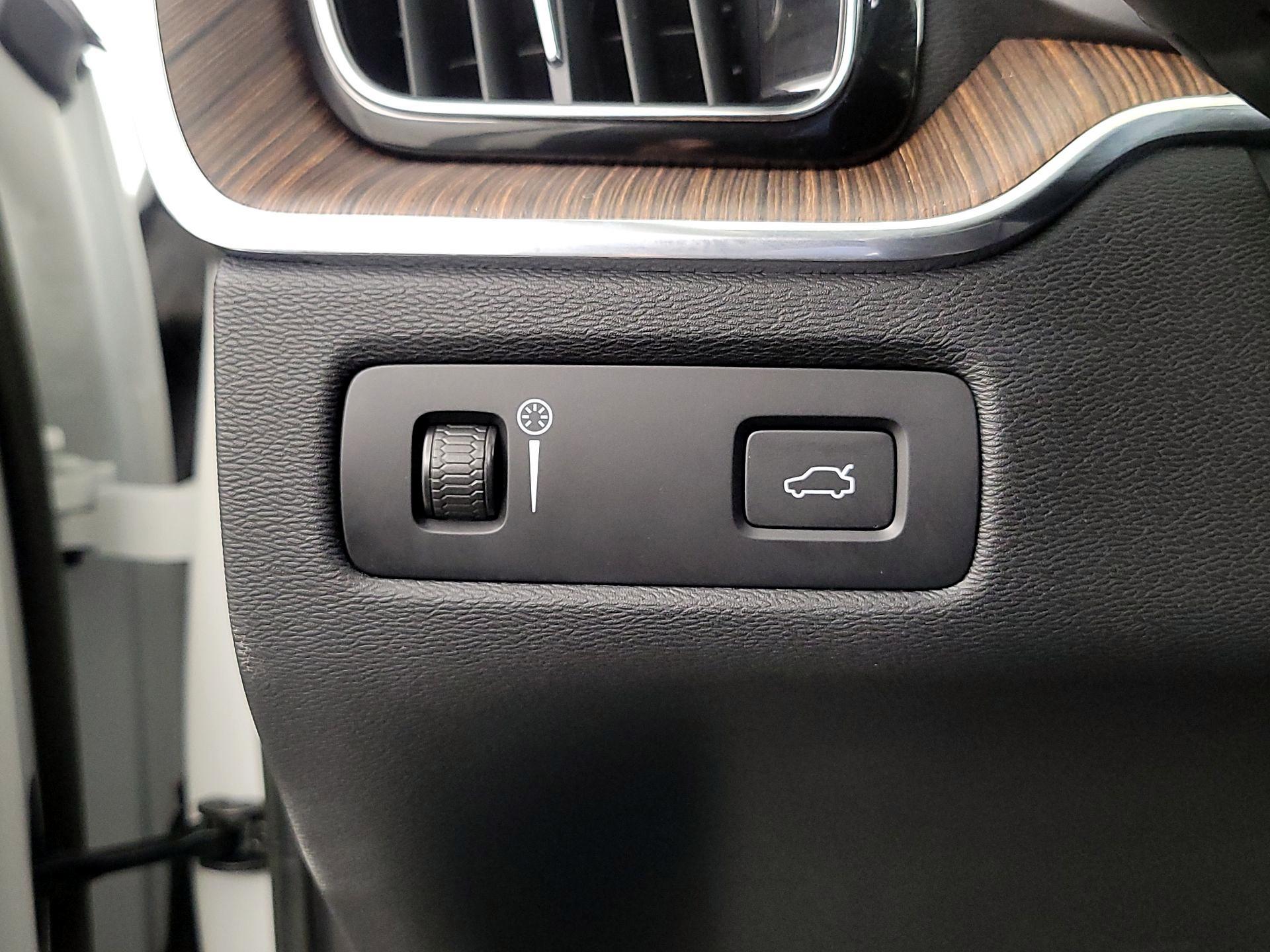 Thumbnail: 2022 Volvo XC60 - 13