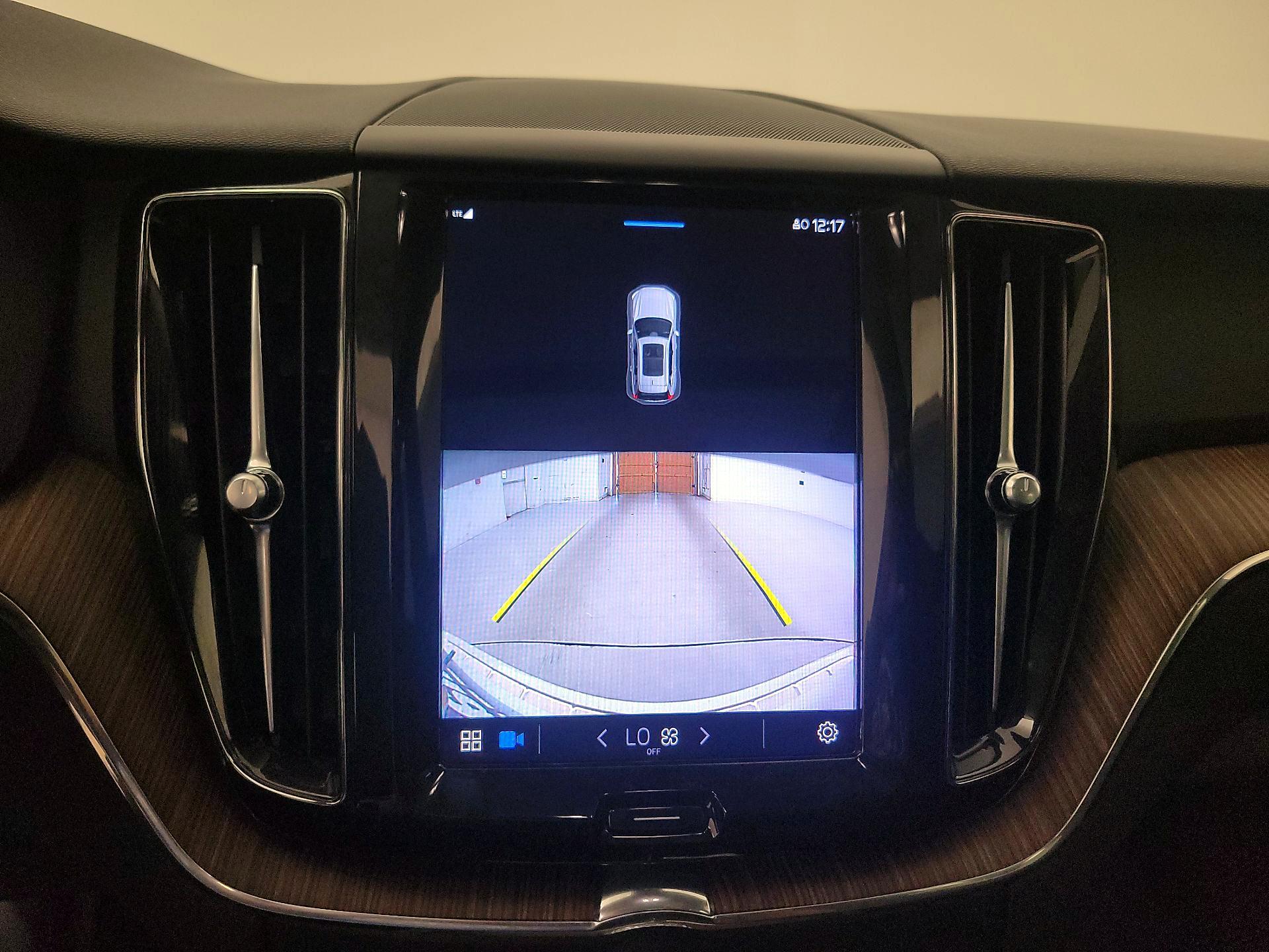 Thumbnail: 2022 Volvo XC60 - 15