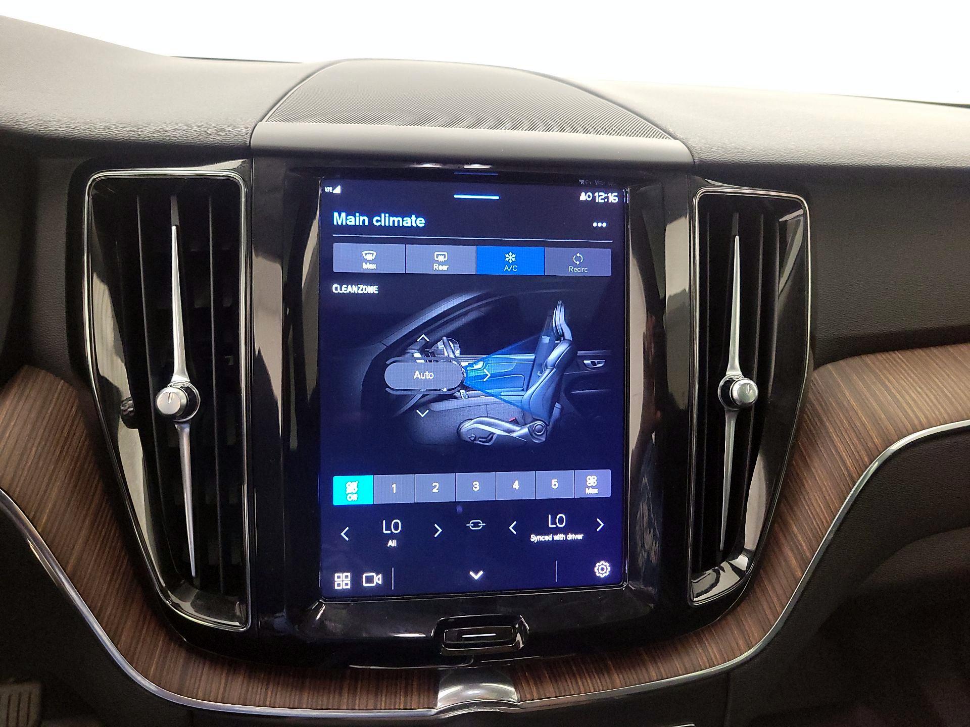 Thumbnail: 2022 Volvo XC60 - 17