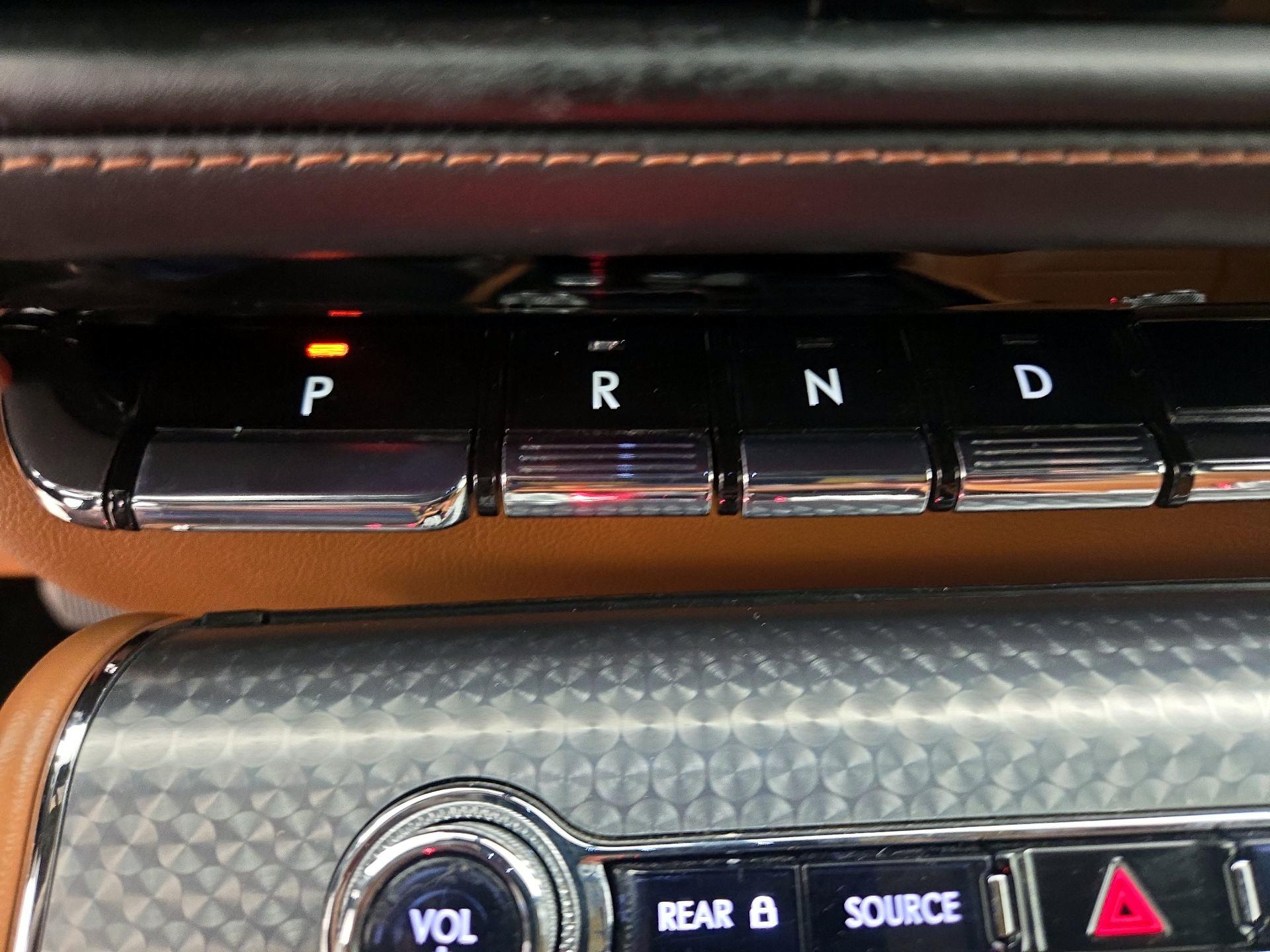 Thumbnail: 2020 Lincoln Aviator - 18