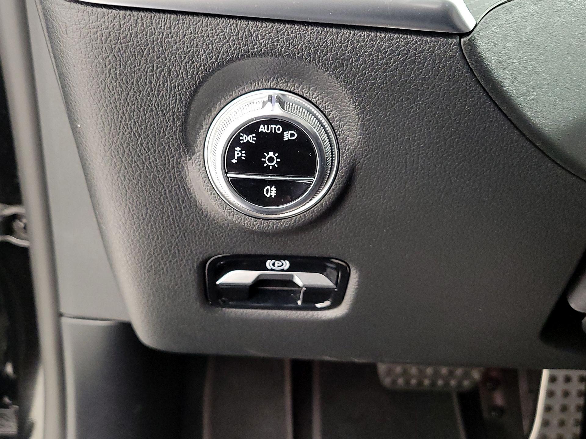 Thumbnail: 2024 Mercedes-Benz C-Class - 13