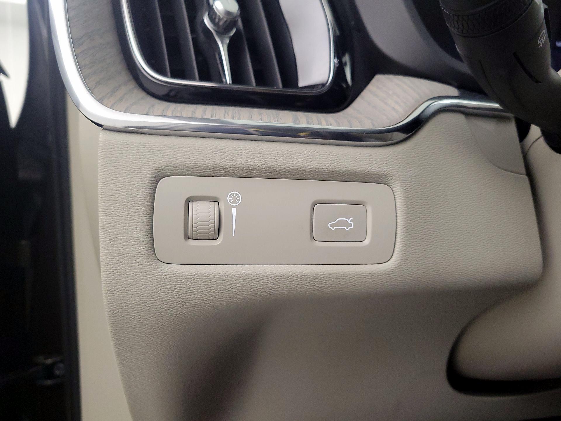 Thumbnail: 2022 Volvo XC60 - 13