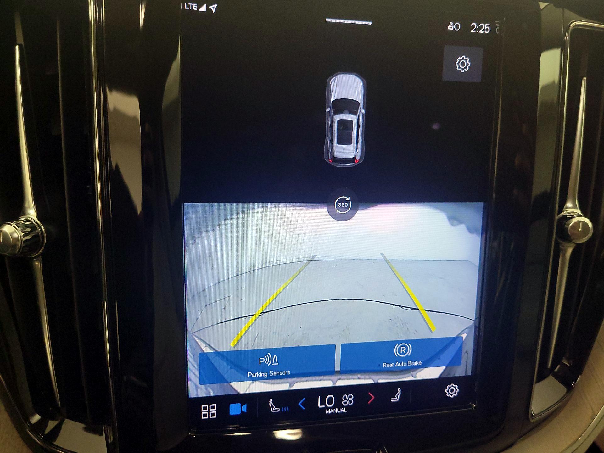 Thumbnail: 2022 Volvo XC60 - 15