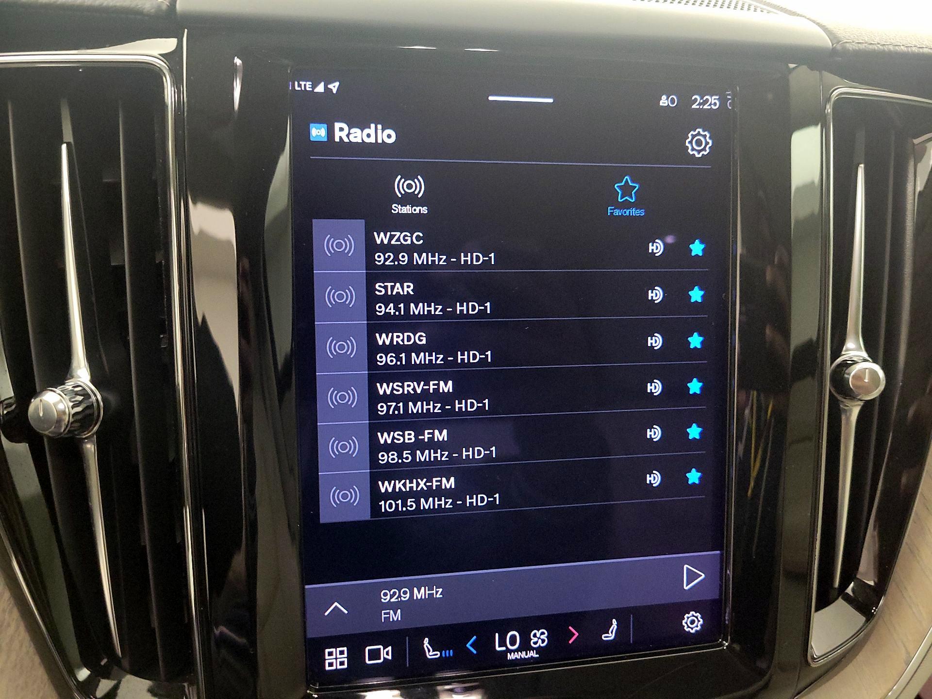 Thumbnail: 2022 Volvo XC60 - 16