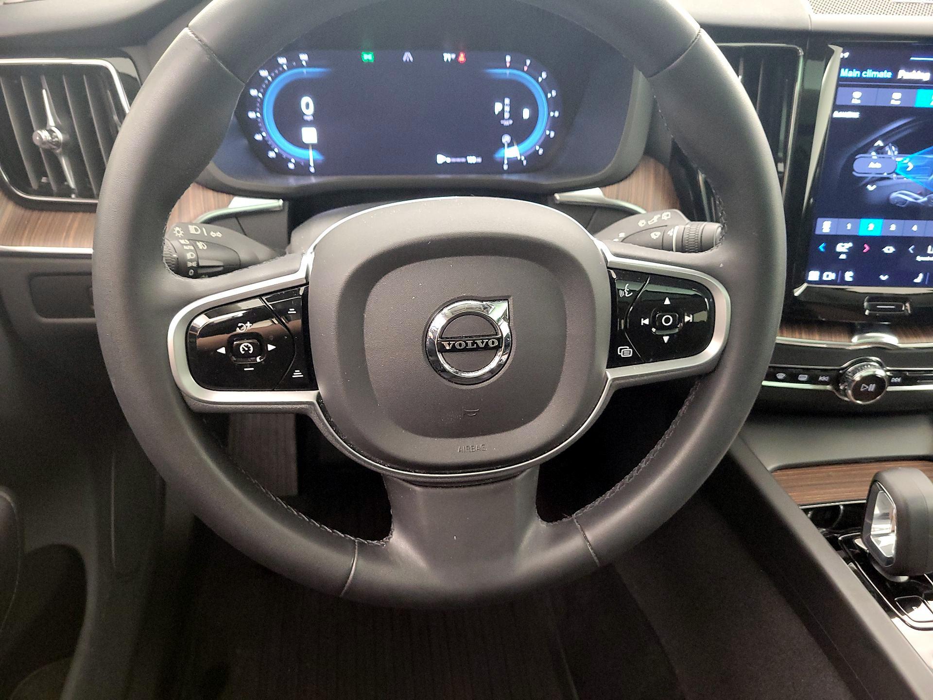 Thumbnail: 2023 Volvo XC60 - 10