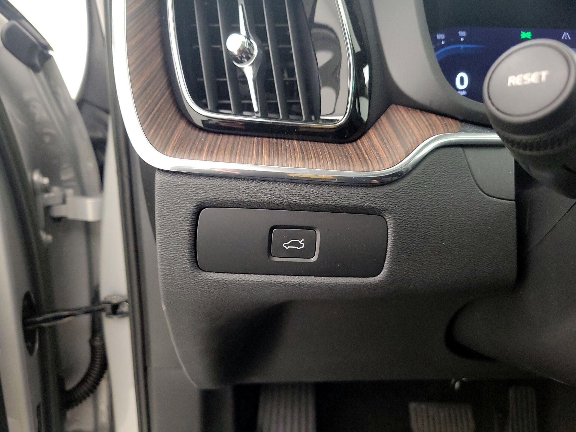 Thumbnail: 2023 Volvo XC60 - 13