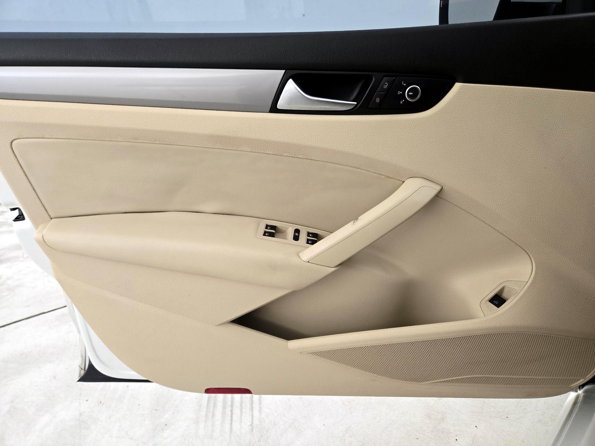 Thumbnail: 2015 Volkswagen Passat - 12