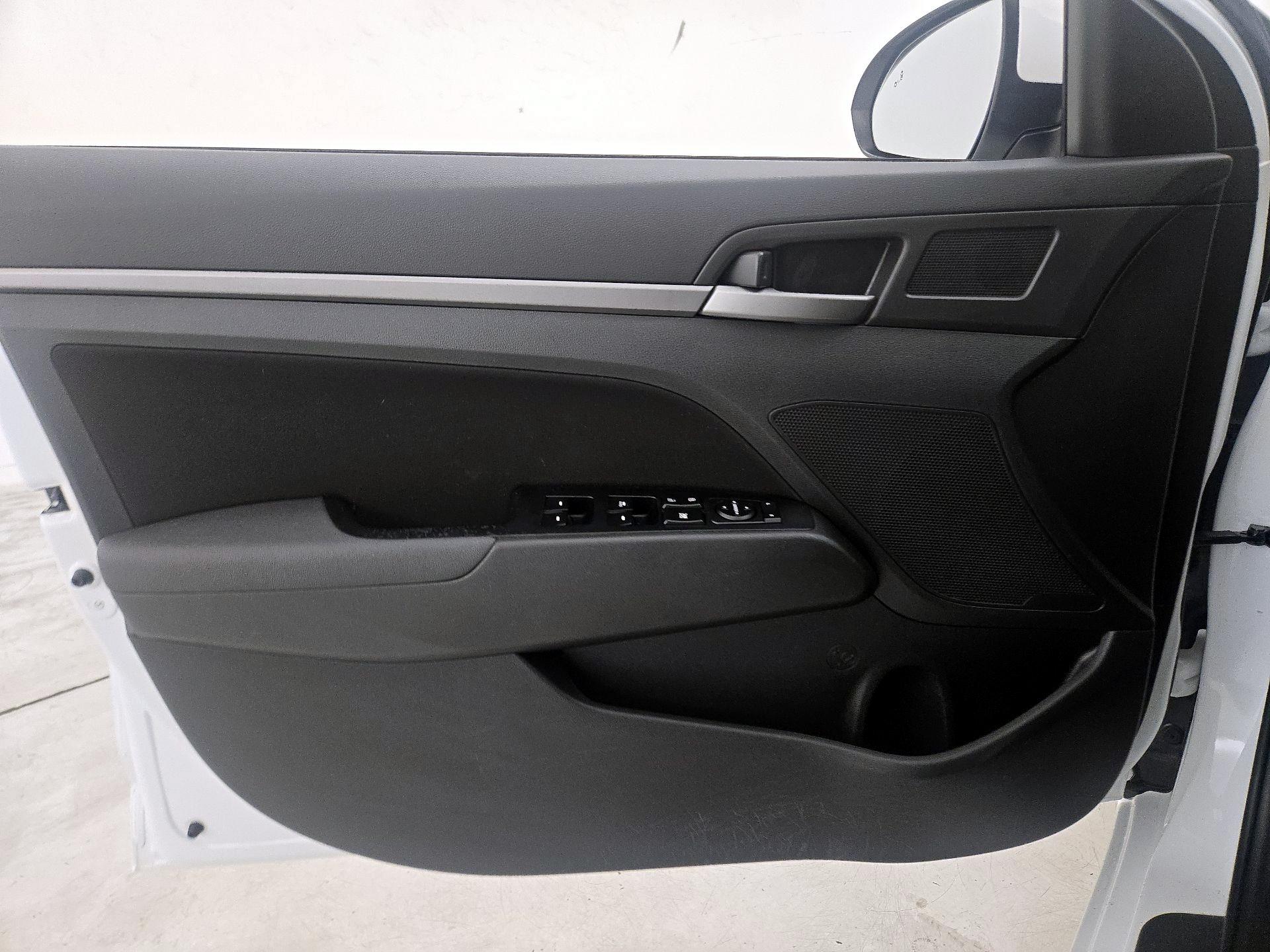 Thumbnail: 2017 Hyundai Elantra - 12