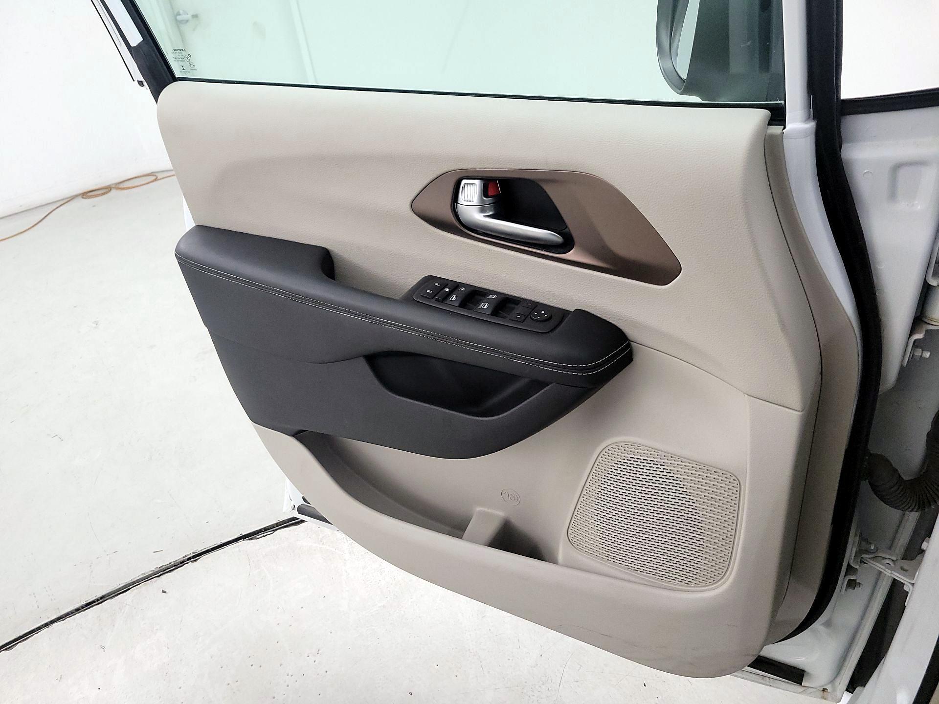 Thumbnail: 2023 Chrysler Voyager - 12