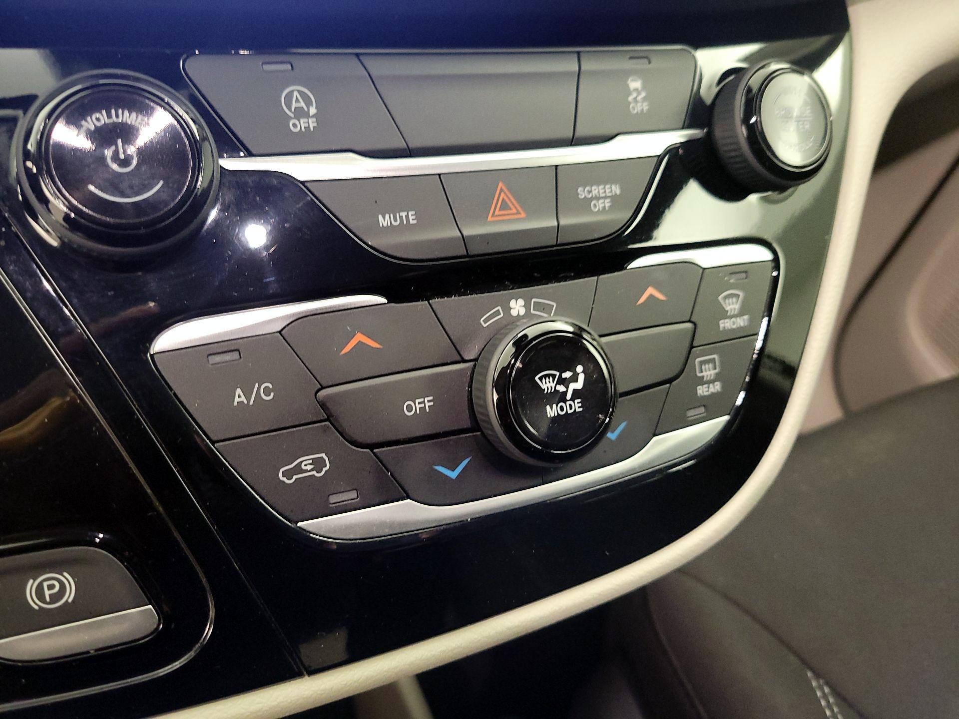 Thumbnail: 2023 Chrysler Voyager - 16