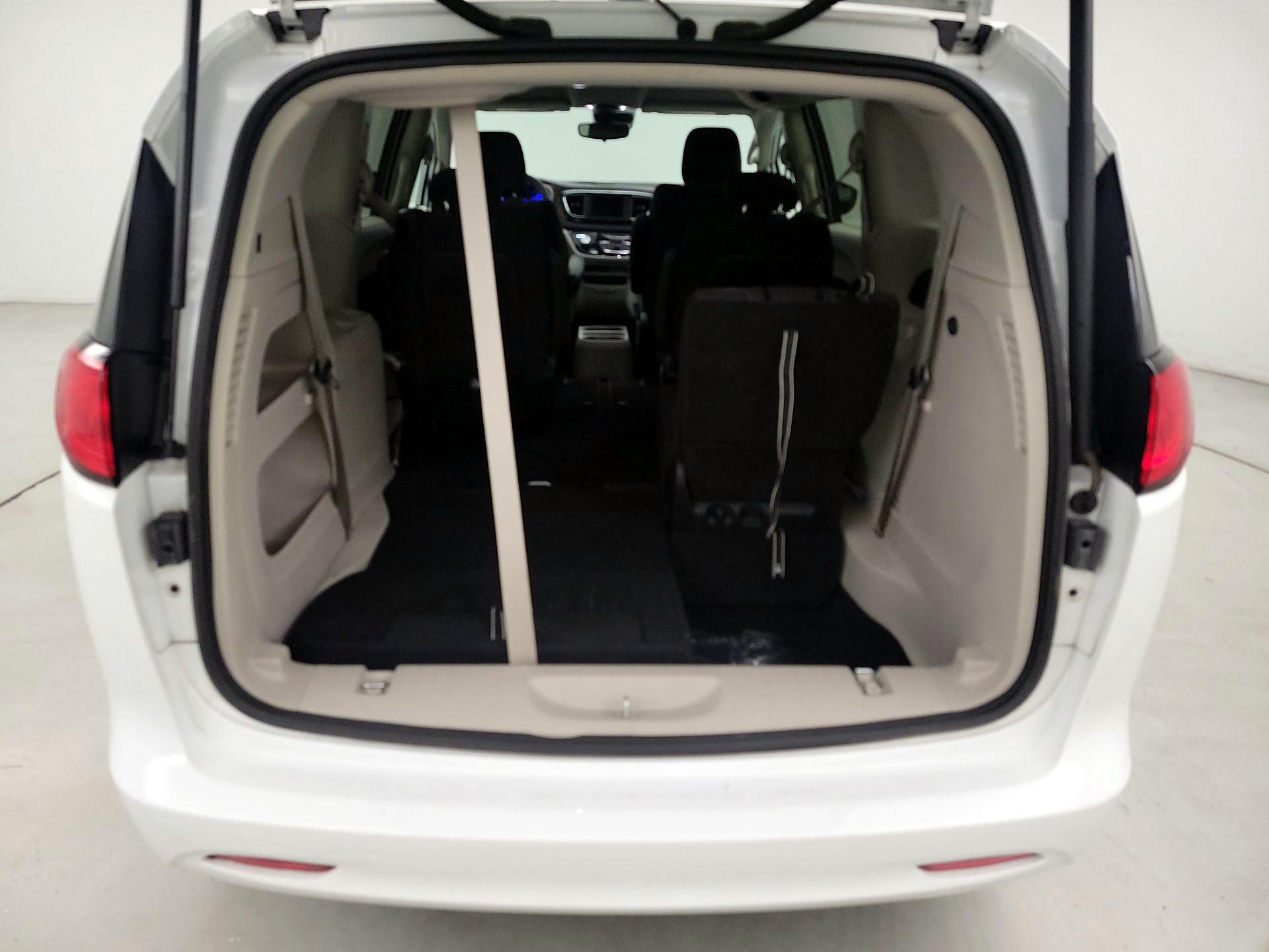 Thumbnail: 2023 Chrysler Voyager - 20