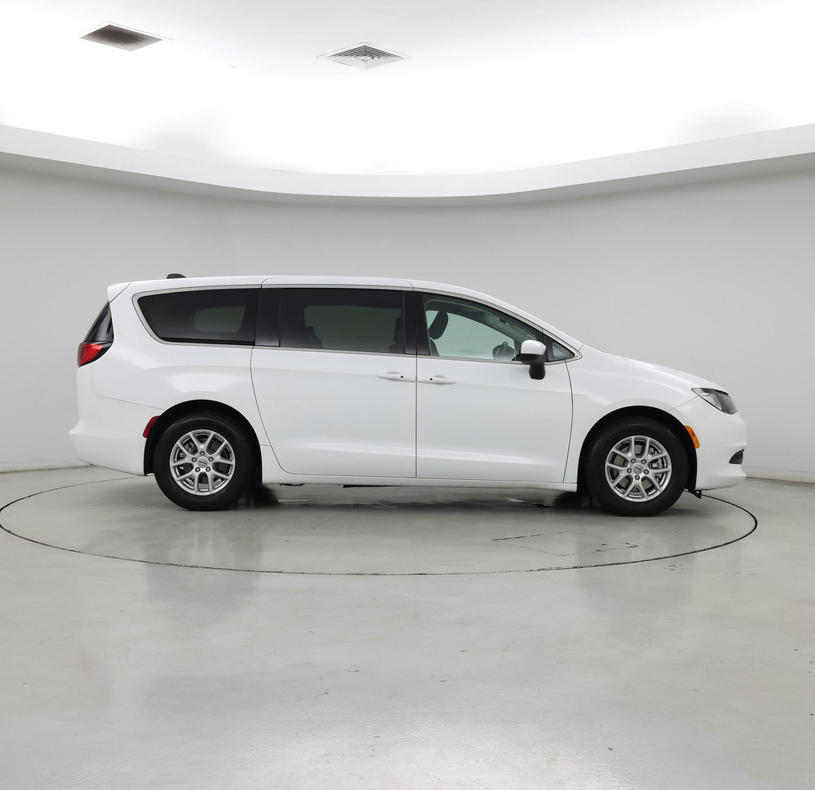 Thumbnail: 2023 Chrysler Voyager - 7