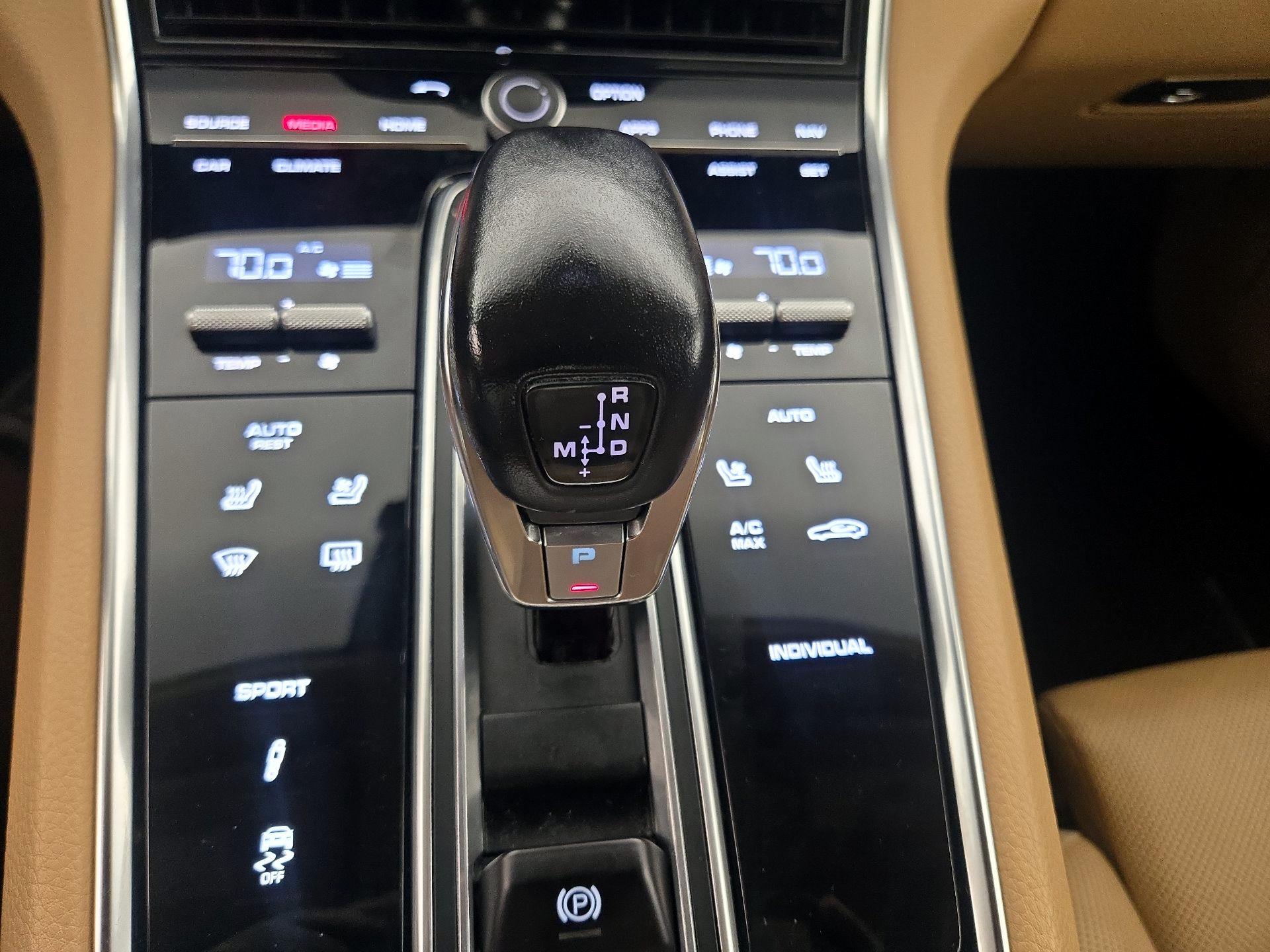 Thumbnail: 2020 Porsche Panamera - 18
