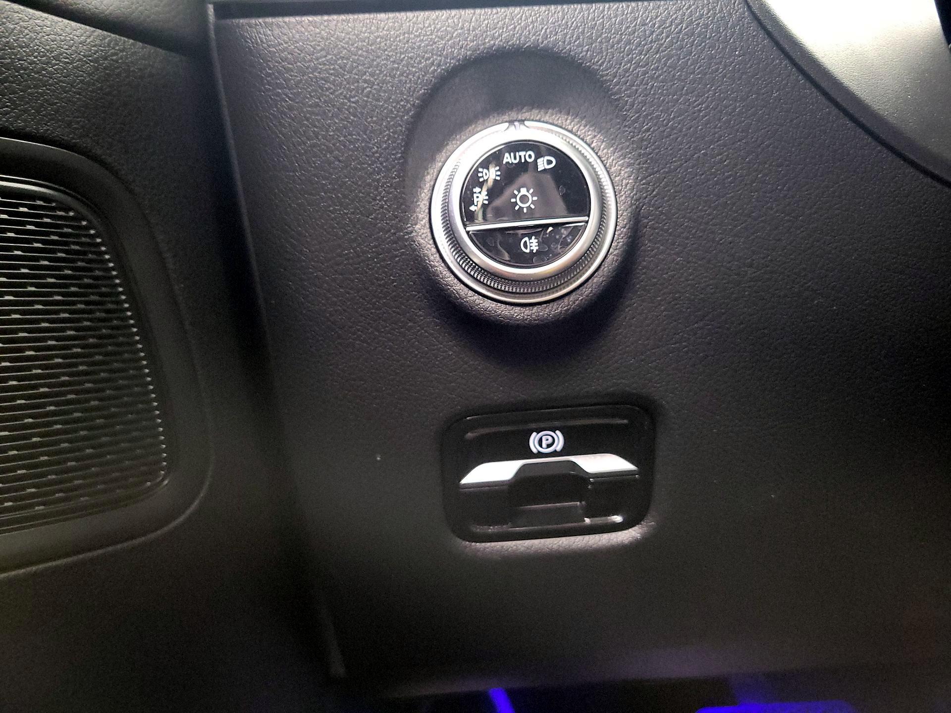 Thumbnail: 2025 Mercedes-Benz C-Class - 13