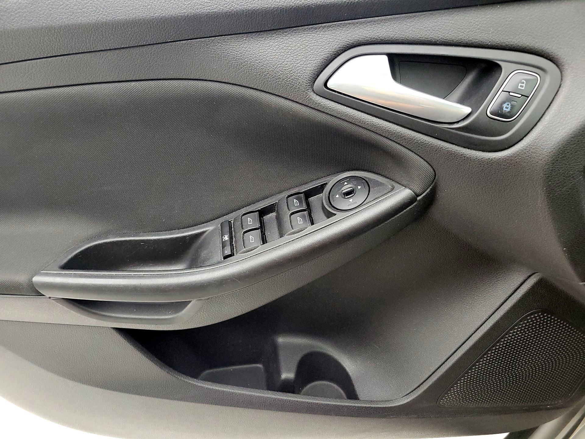 Thumbnail: 2015 Ford Focus - 12