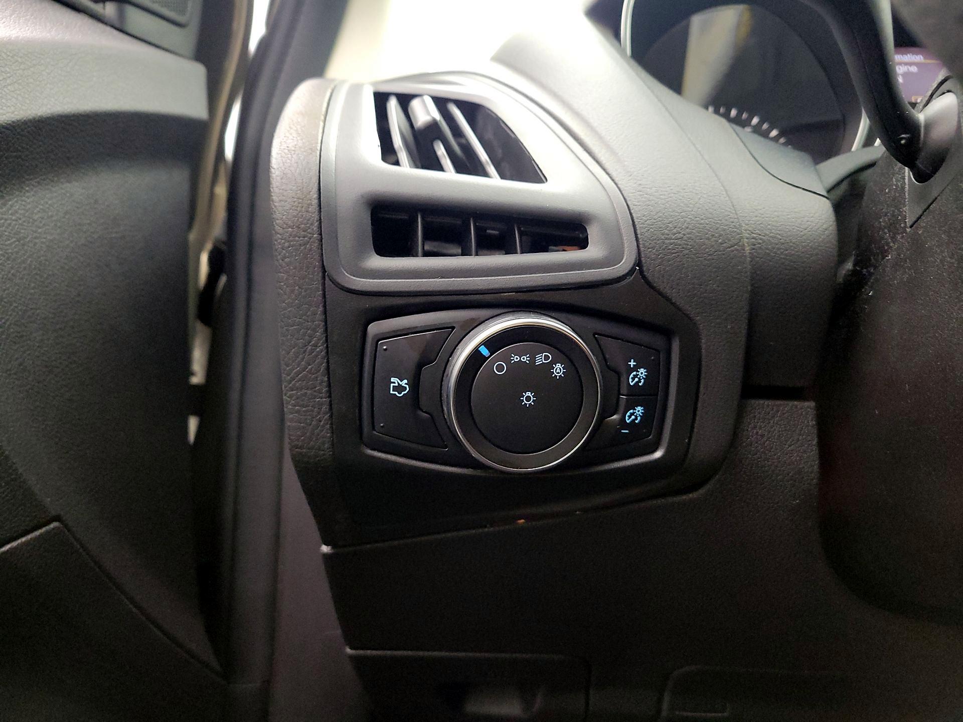 Thumbnail: 2015 Ford Focus - 13